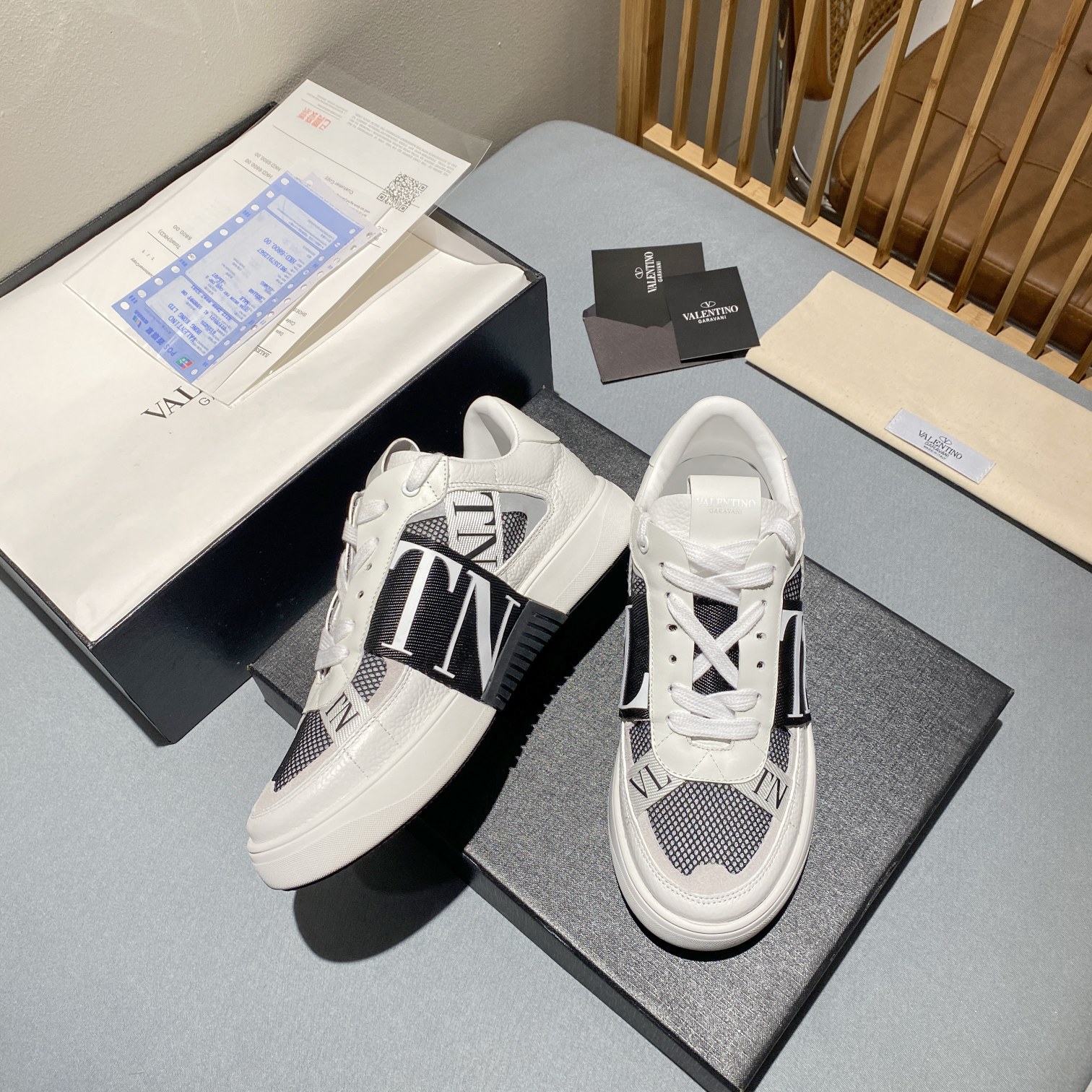 Valentino Vl7N Low-Top Sneaker In Calfskin And Mesh Fabric With Bands Black