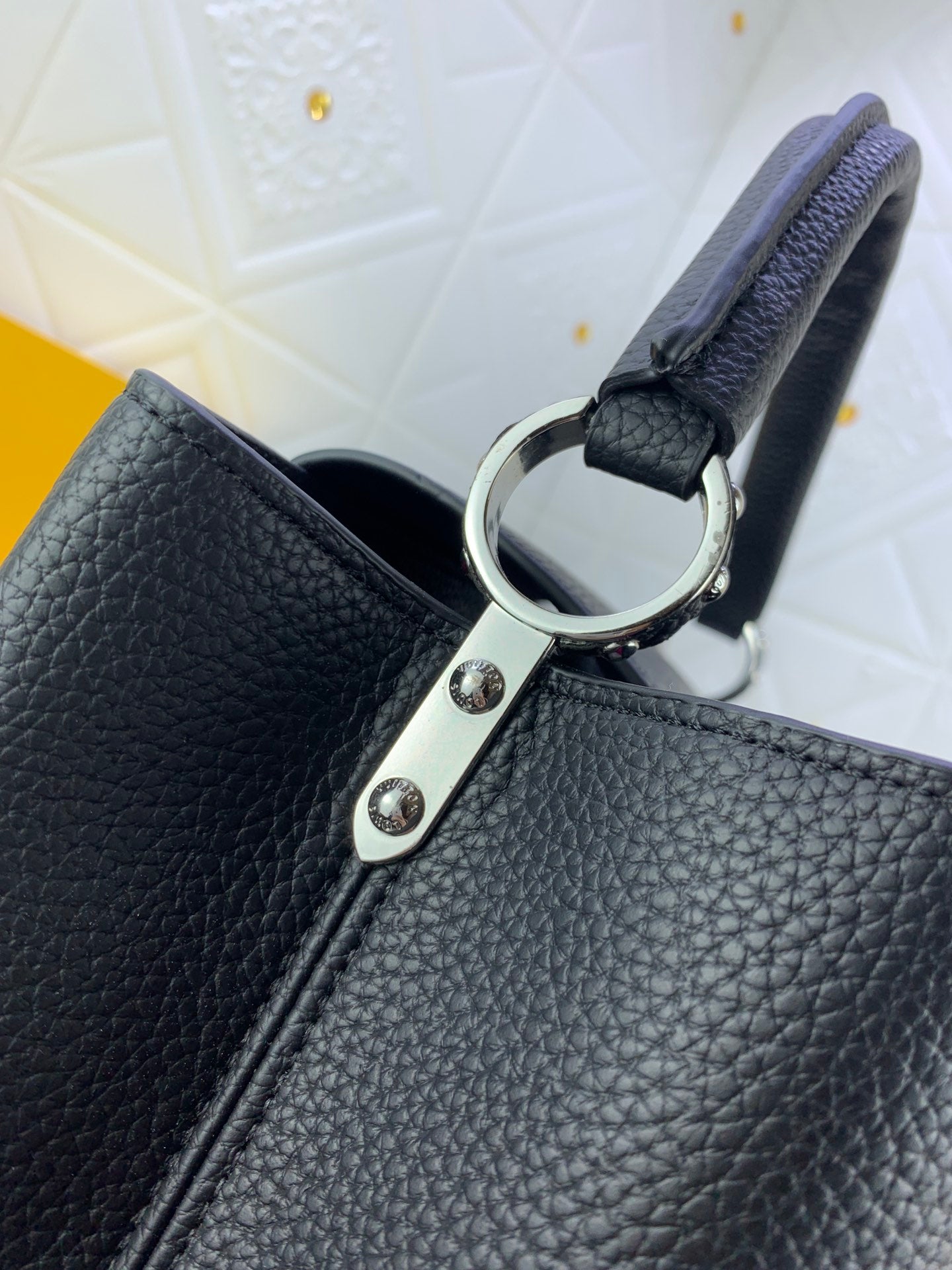 Louis Vuitton Capucines Mm Black
