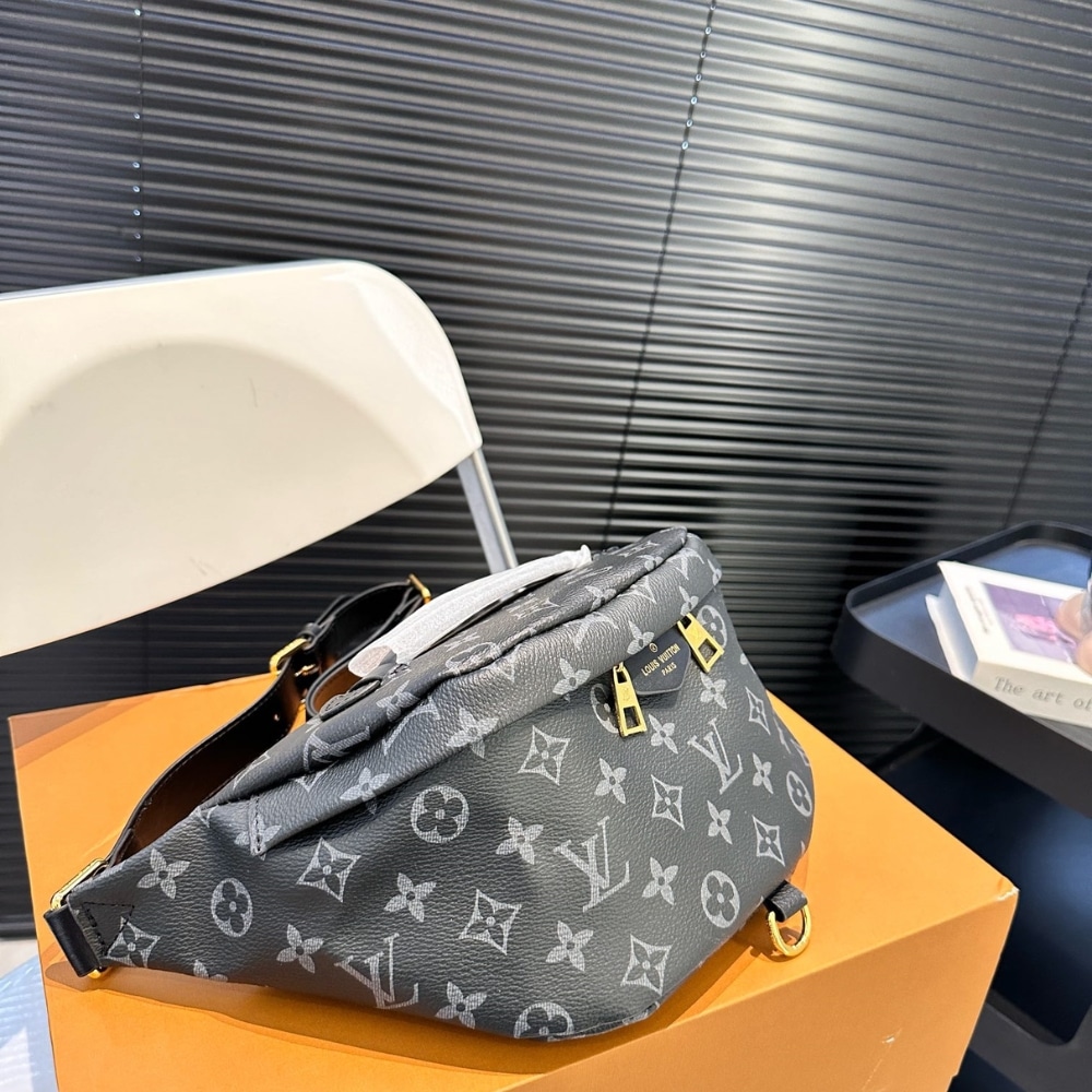 Louis Vuitton Discovery Bumbag PM Monogram Eclipse Black 39Cm M46035