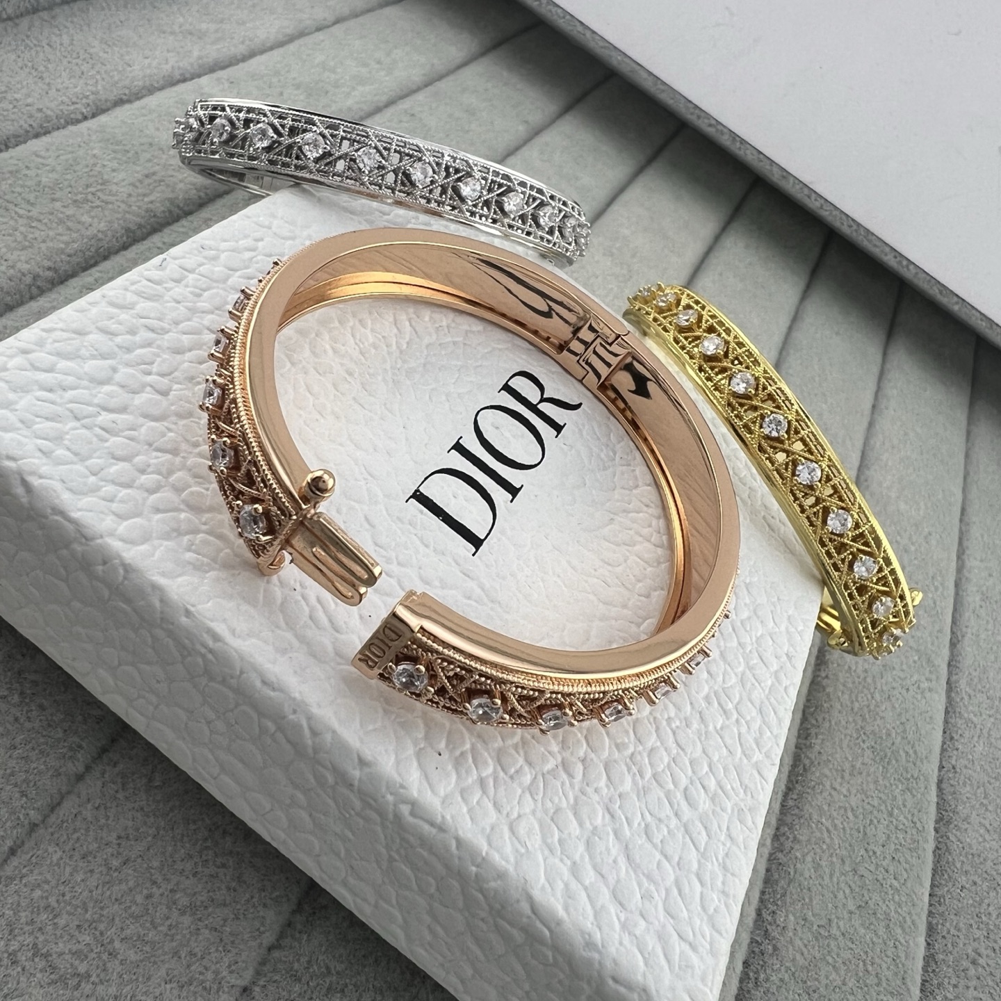 Twisted-rope diamond-pattern bracelet with a central diamond