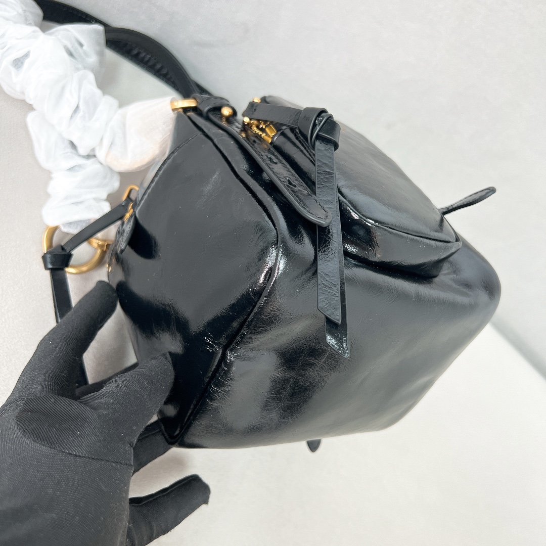 2025 Oil-Wax Leather Dangel Bag 1BB137