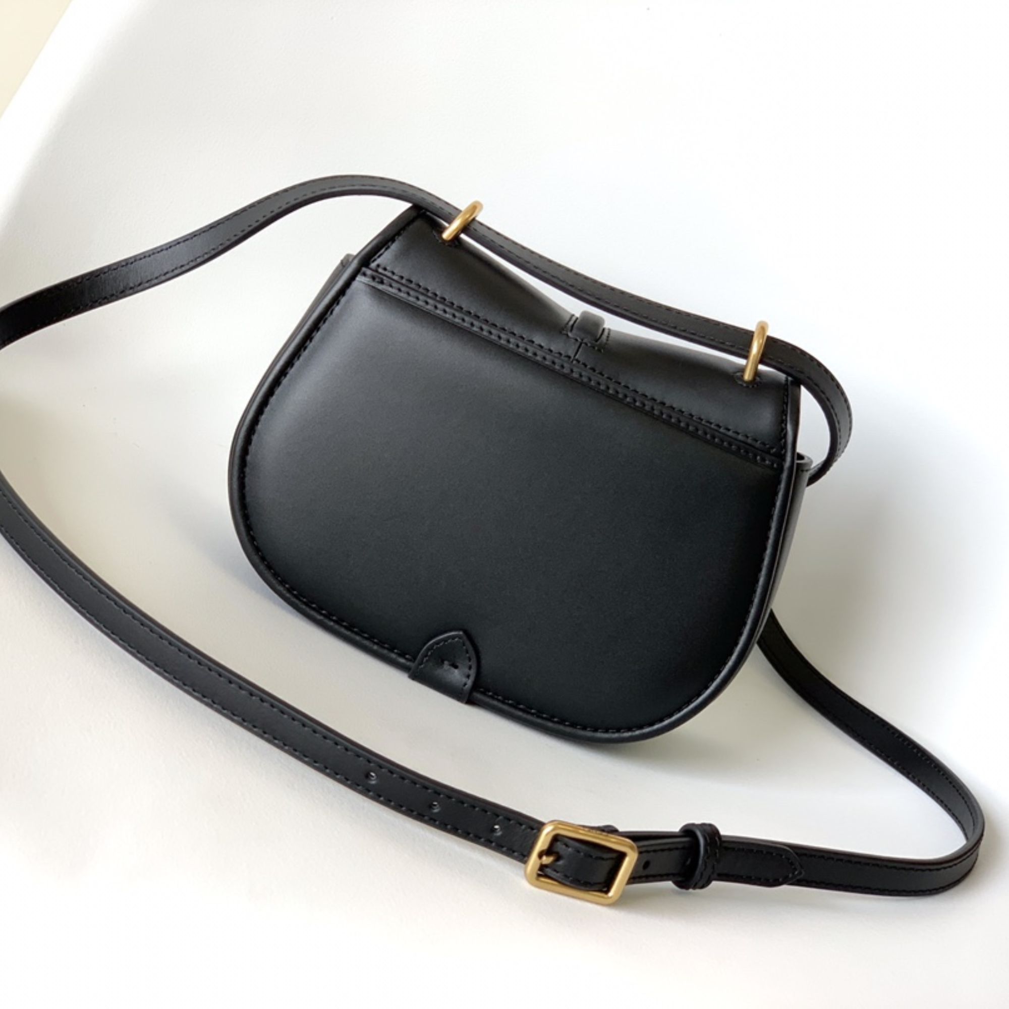 Fendi C’mon Medium Shoulder Bag Black 21cm/ 8.3in