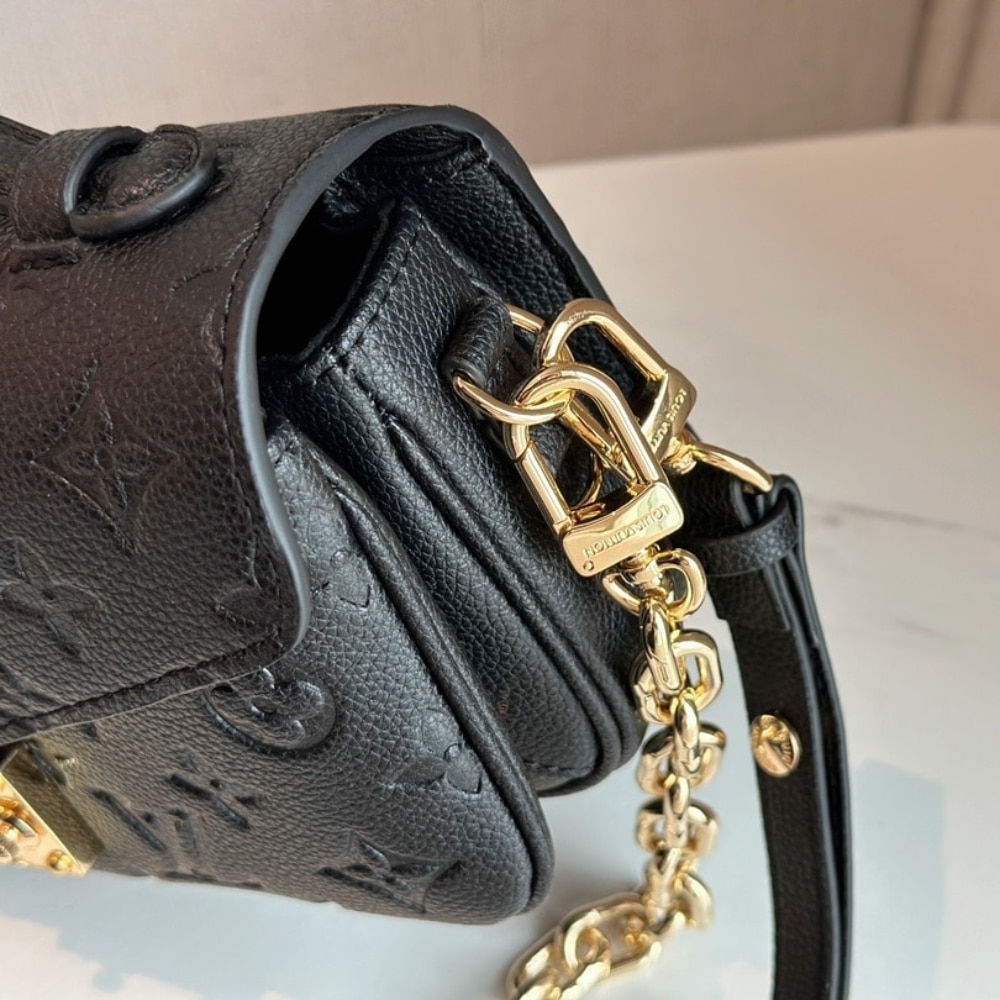 Louis Vuitton Pochette Métis East West Bag Black 21Cm M46595