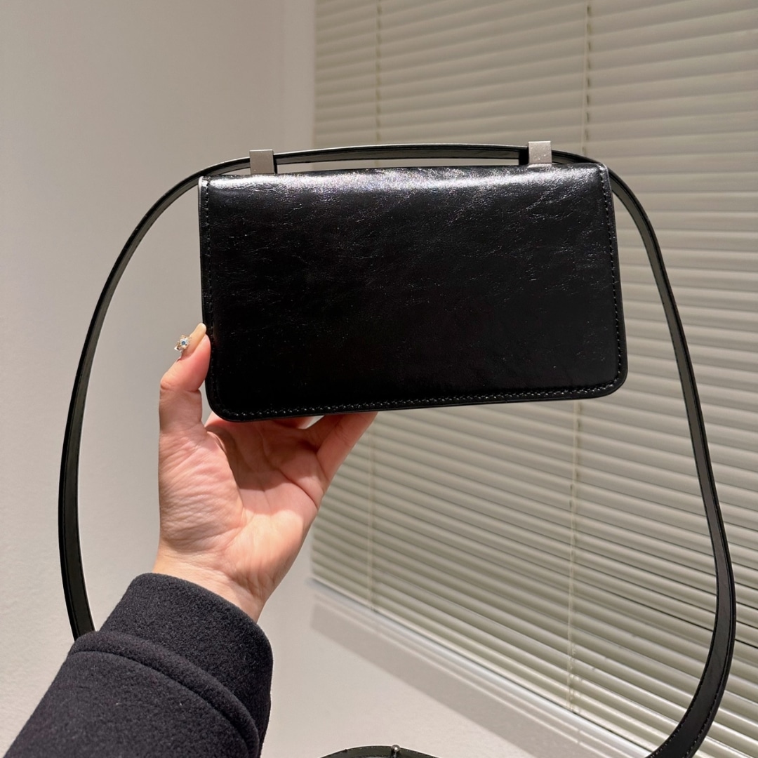 Bottega Veneta Patent Bv Classic Bag In Black 22Cm