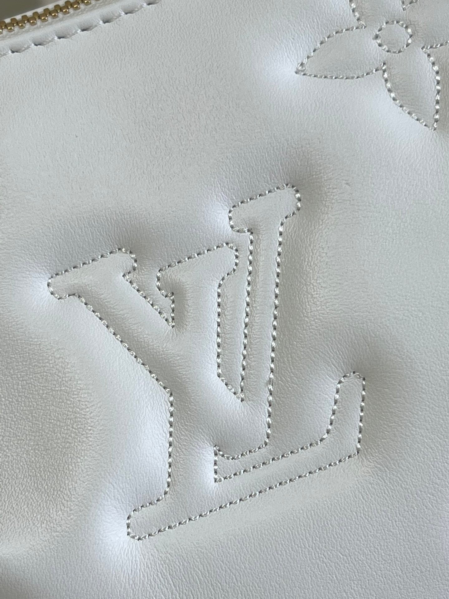 Louis Vuitton Over The Moon 27Cm White