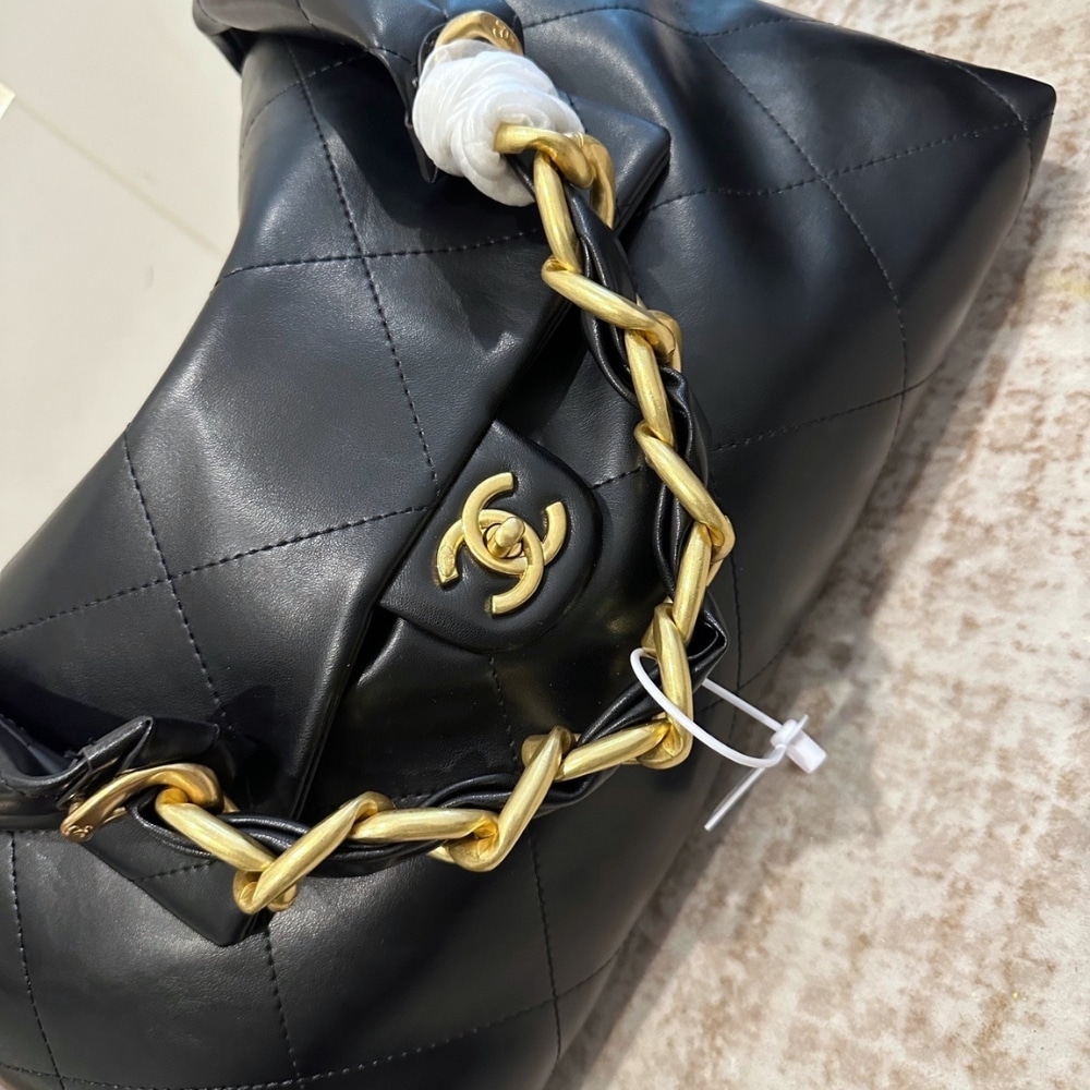 Chanel Maxi Hobo Bag Black Leather 43Cm AS5839 B22140 94305