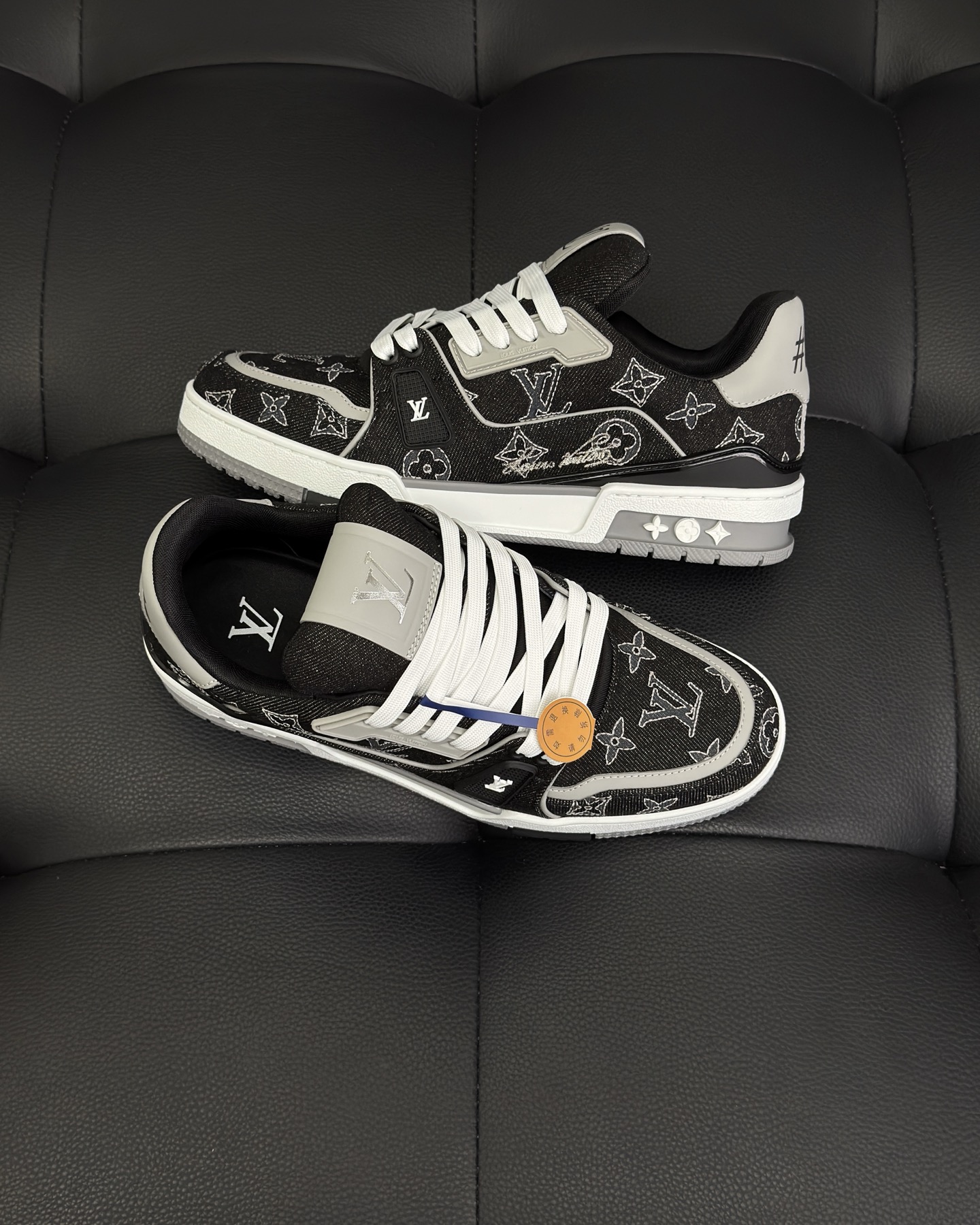 LV 1AJ334 LV Trainer Sneaker
