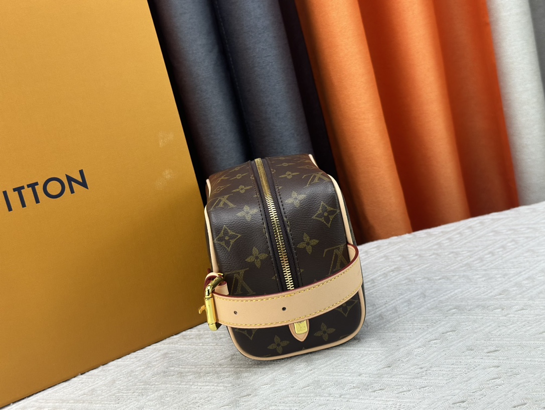 Louis Vuitton Trousse Toilette Locker Dopp Kit 23Cm M83112