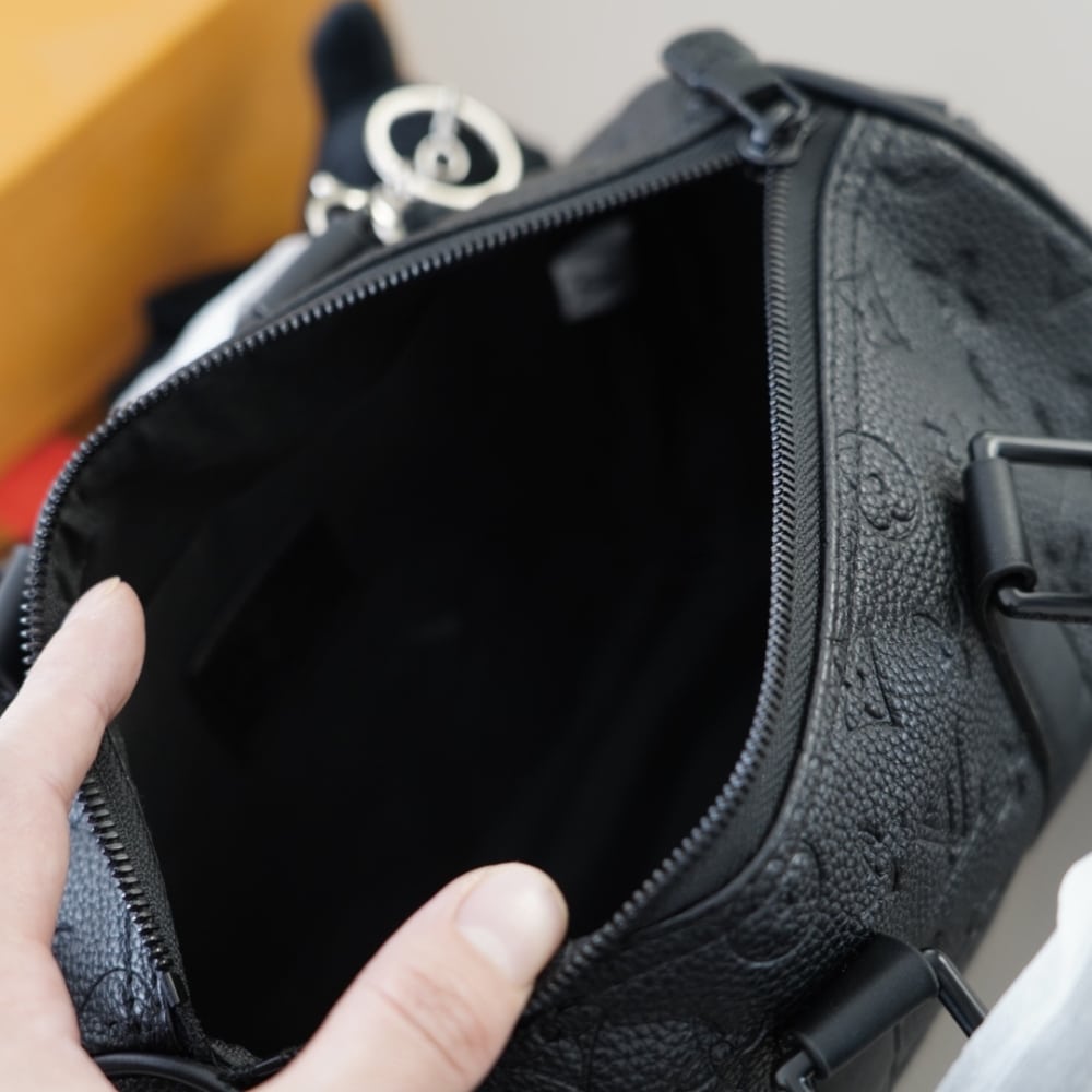 Louis Vuitton Keepall Bandoulière 25 Monogram Taurillon Black 24cm M20900