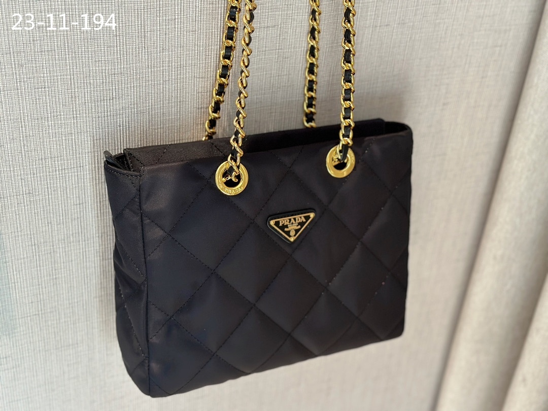 Prada Re Edition 1995 Chaîne Re Nylon Tote Bag Black 26Cm