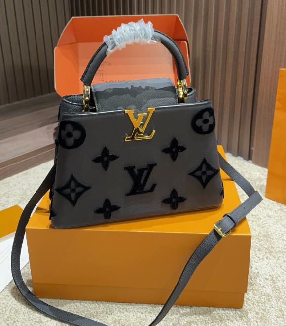 Louis Vuitton Capucines Handbag – Black