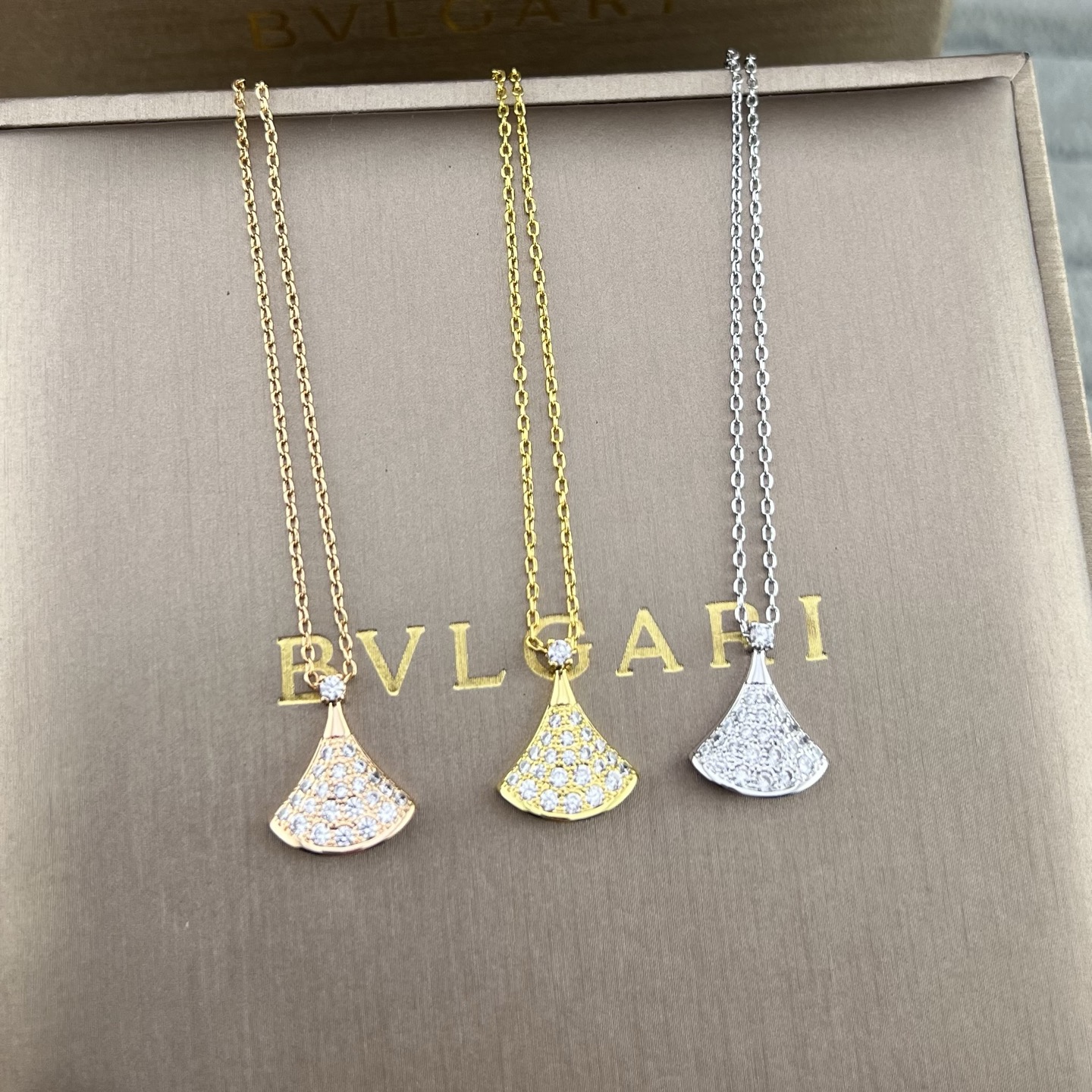 Diamond fan-shaped necklace
