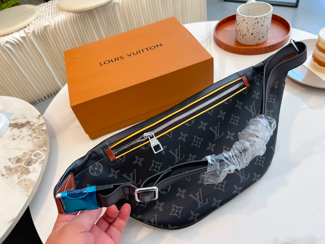 Louis Vuitton Discovery Bumbag Monogram Eclipse Gaston Label Savane 45Cm M45220