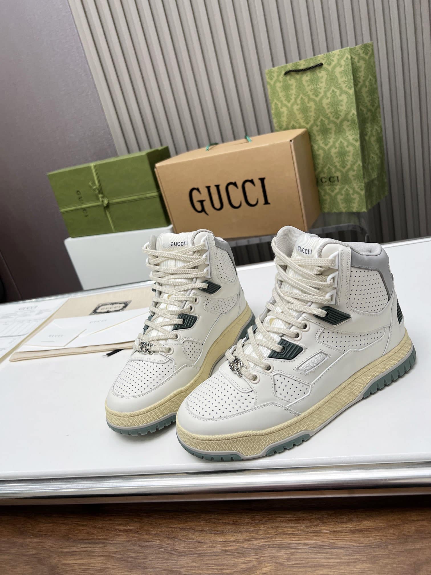 Gucci Women’S High Top Distressed Effect Sneaker White 765437 Aacv6 9161