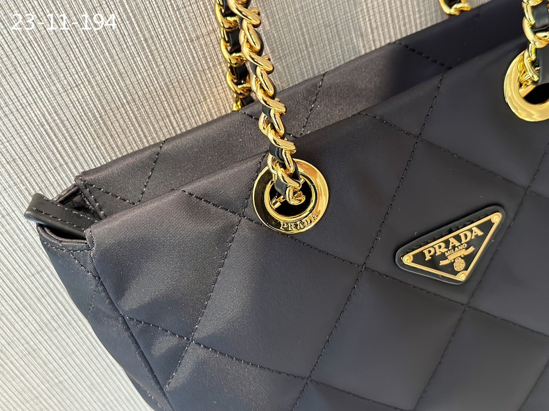 Prada Re Edition 1995 Chaîne Re Nylon Tote Bag Black 26Cm