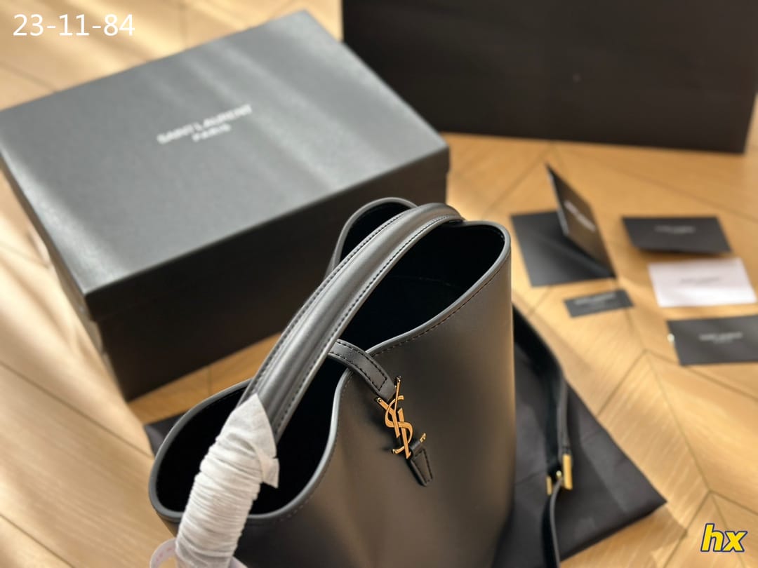 Saint Laurent Le 37 In Shiny Leather Black 25Cm