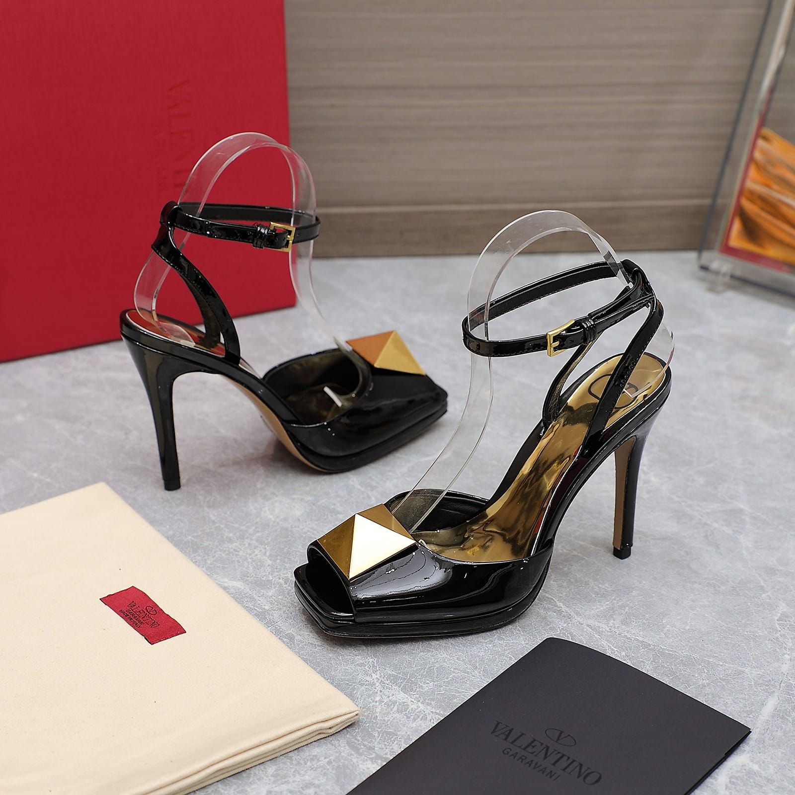 Valentino Garavani Roman Gold Stud Block Pump Black