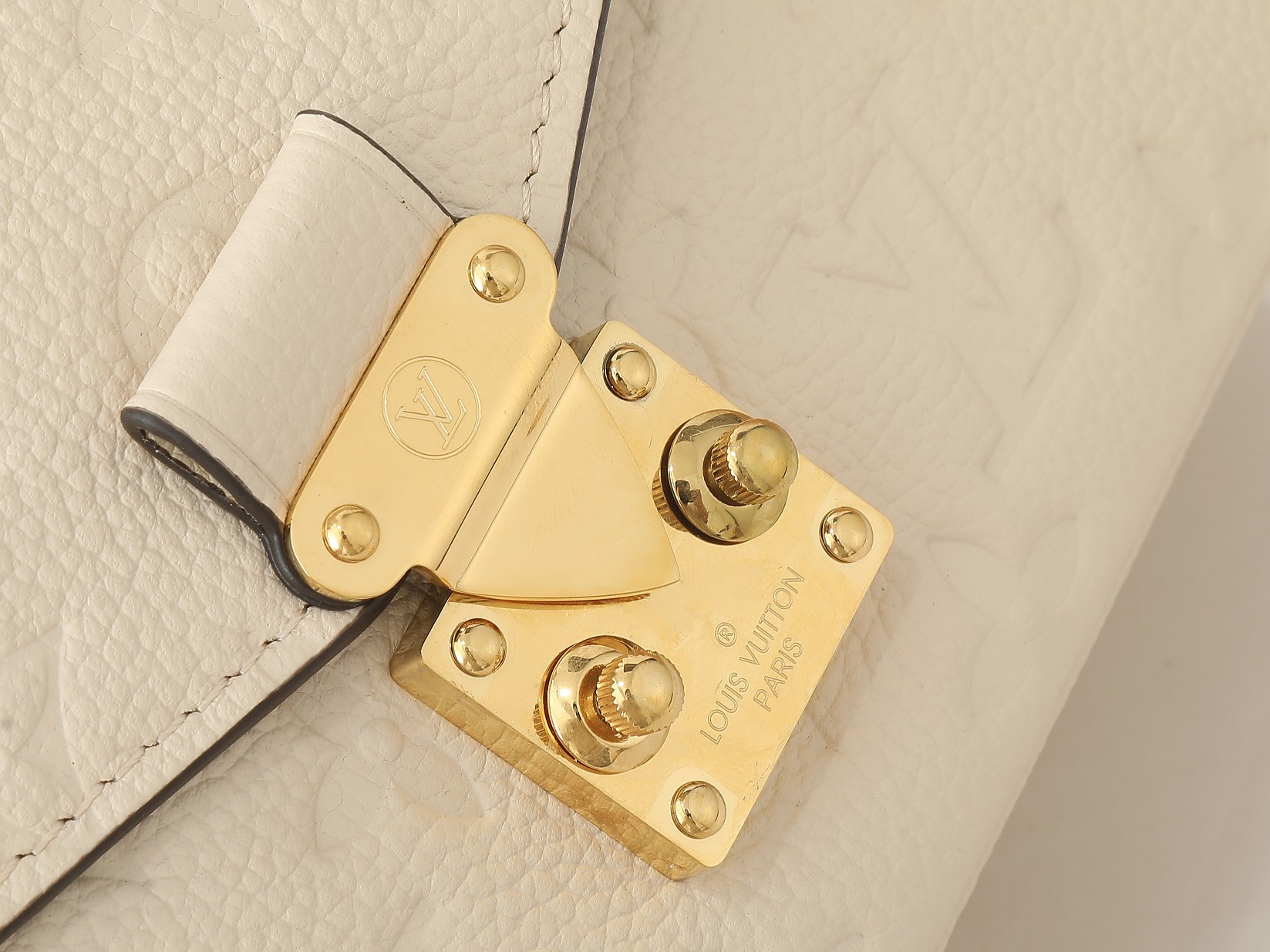 Louis Vuitton Pochette Métis East West Monogram Empreinte Leather – Women – Handbags Cream