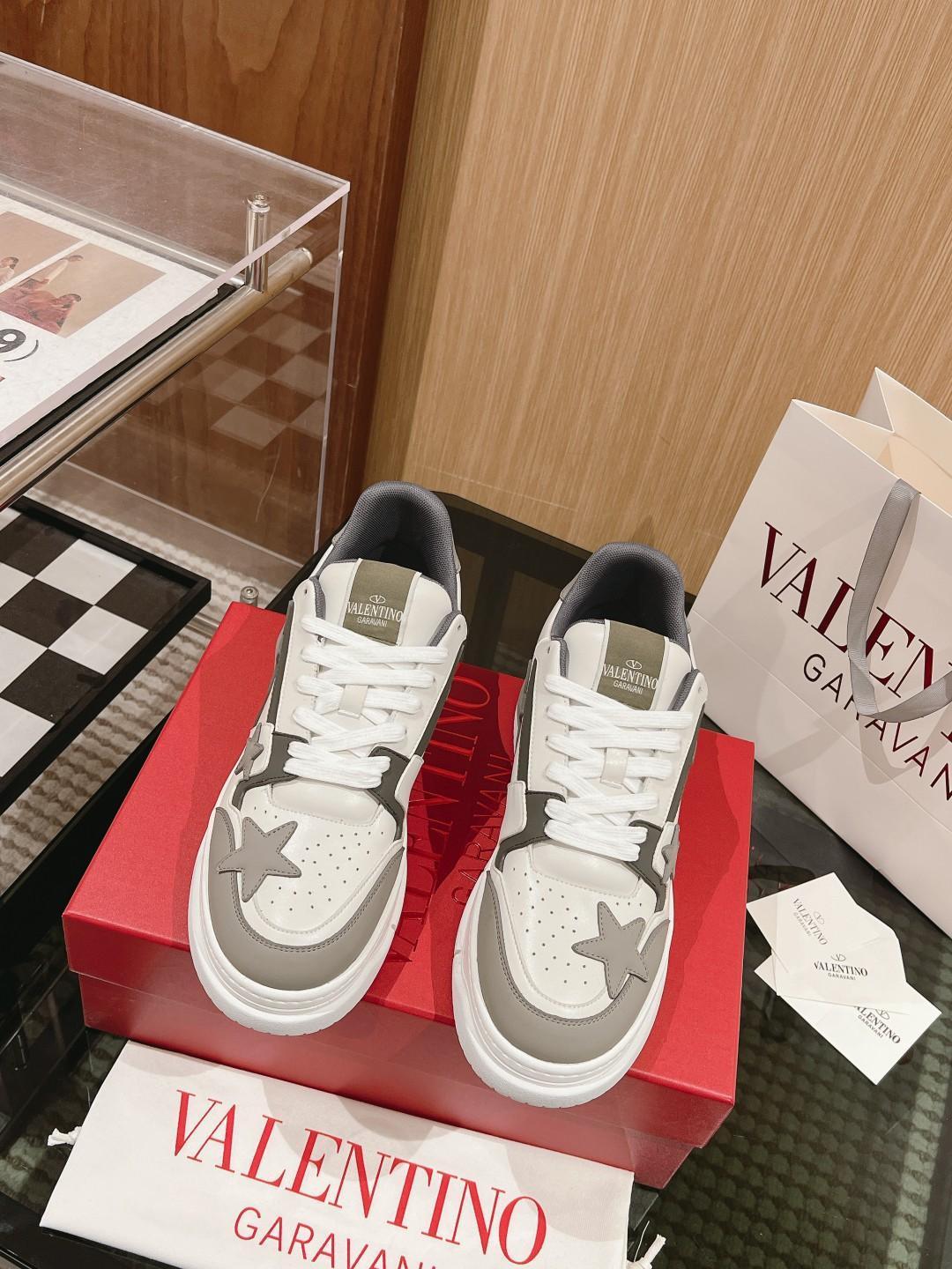 Valentino’s new 2023 early autumn star Sneaker