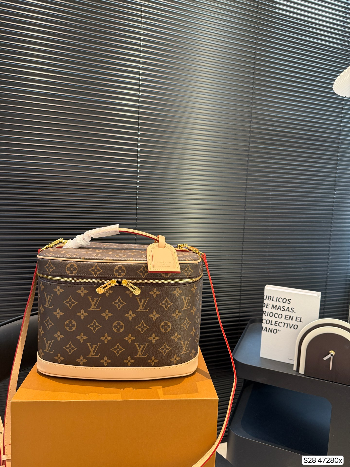LV M44935 Nice Vanity