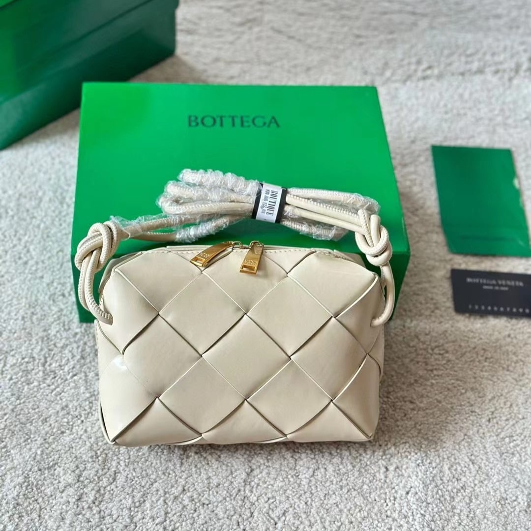 Bottega Veneta Small Camera Bag Mxn 52 400 18Cm