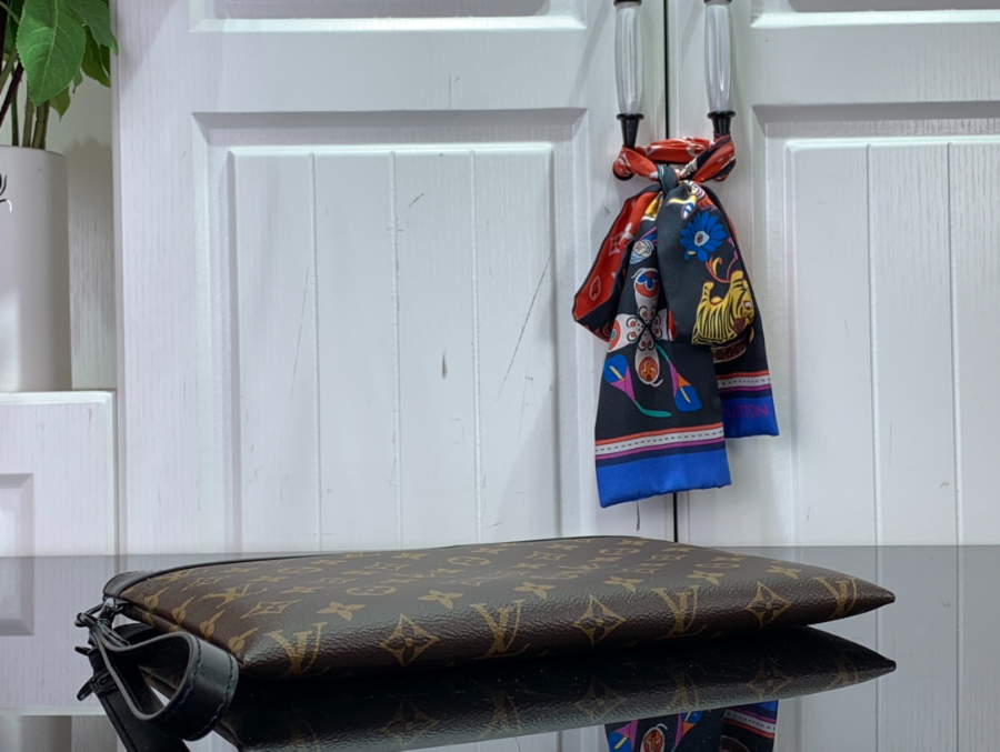 Louis Vuitton To Go Pochette Monogram Brown 30Cm For Men