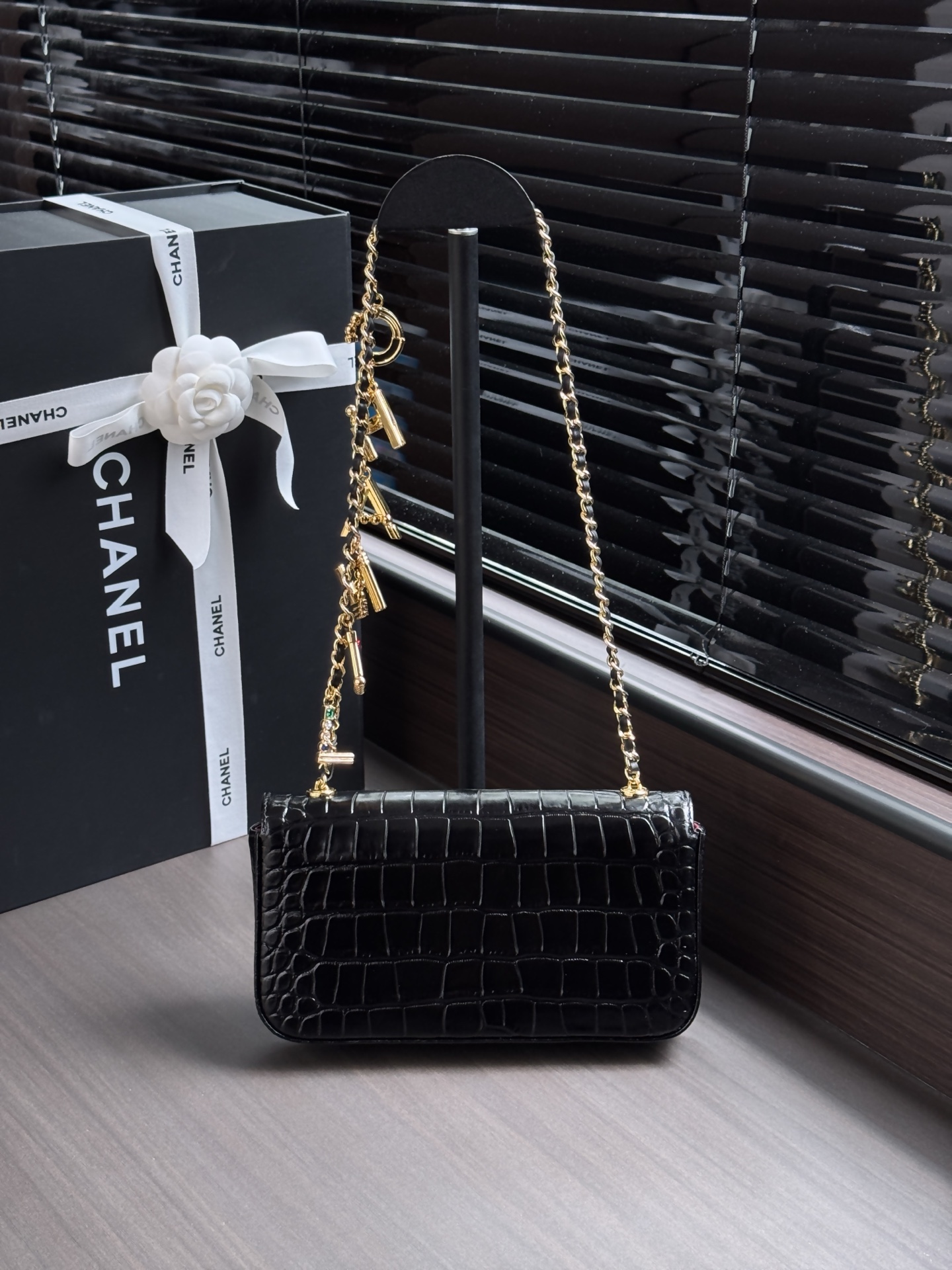 CHANEL  Crocodile-Embossed Calfskin Chain Bag