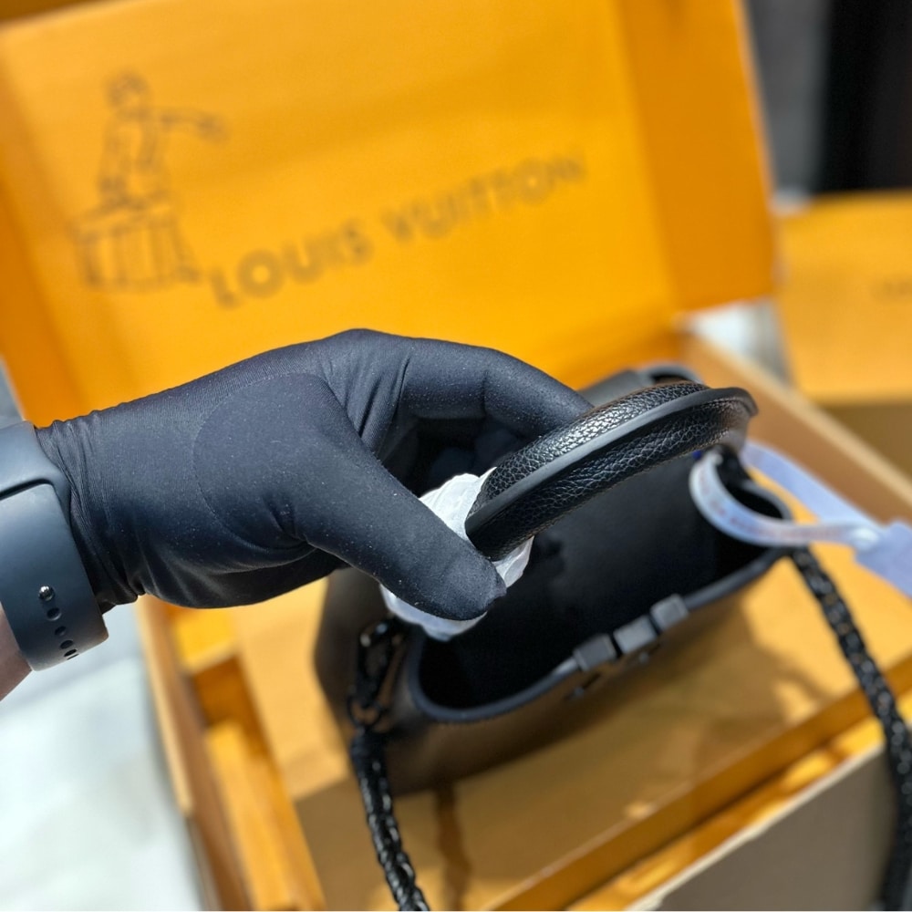 Louis Vuitton Capucines Mini Matte Black 21Cm