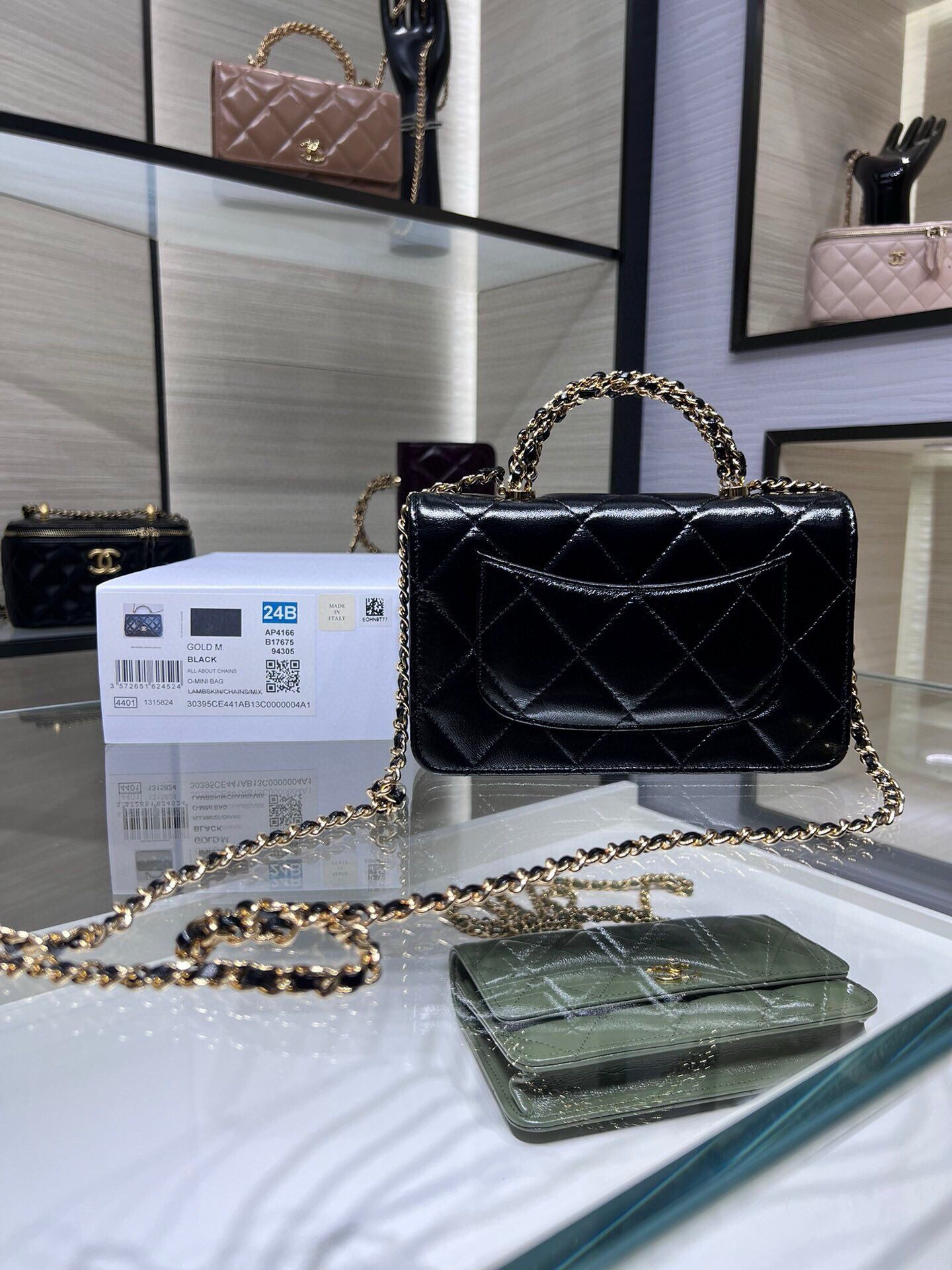 24B Wallet On Chain with Top Handle in Shiny Black Lambskin（Black）