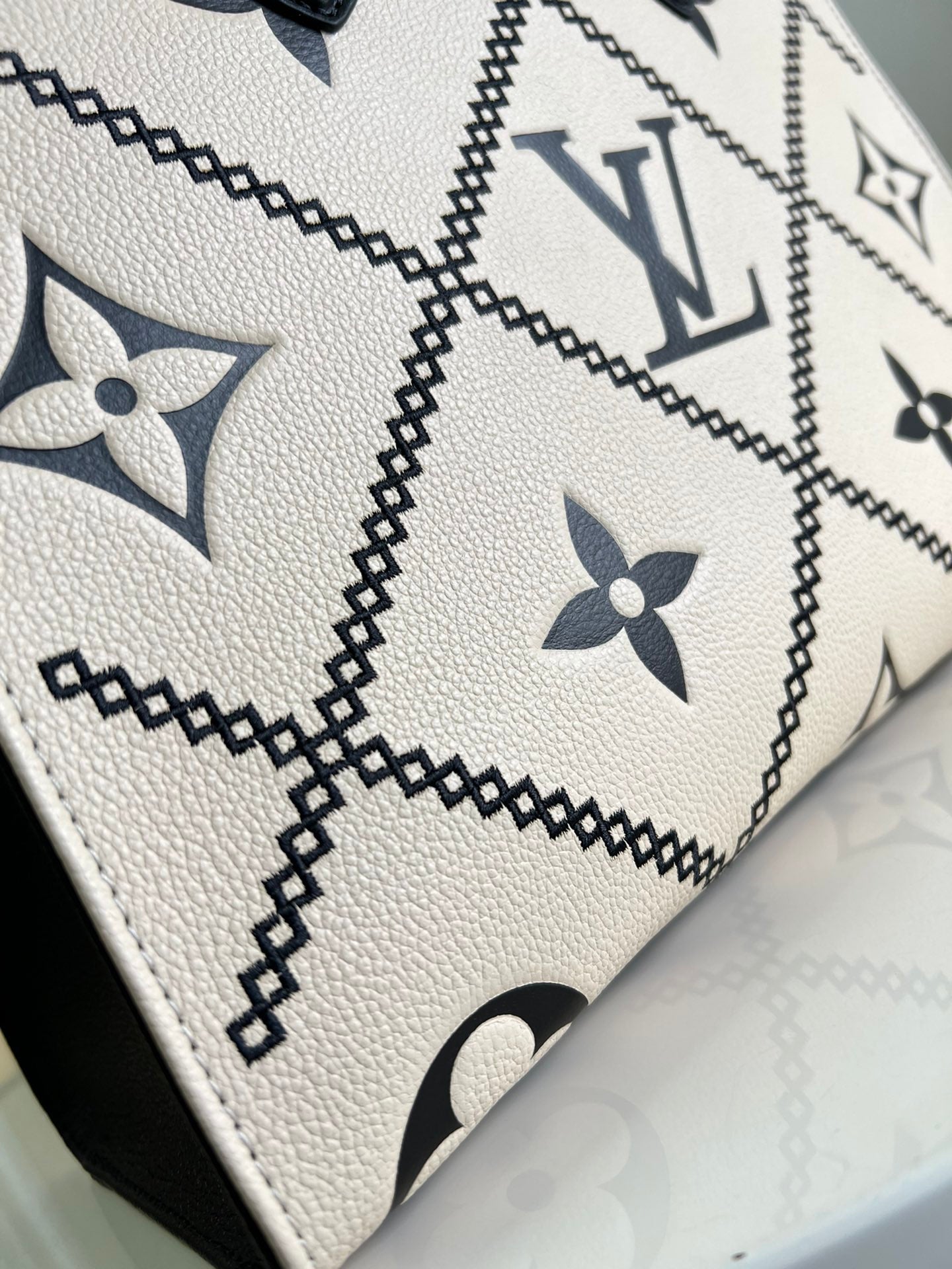 Louis Vuitton Onthego MM Tote Monogram Cream Beige Black 35cm