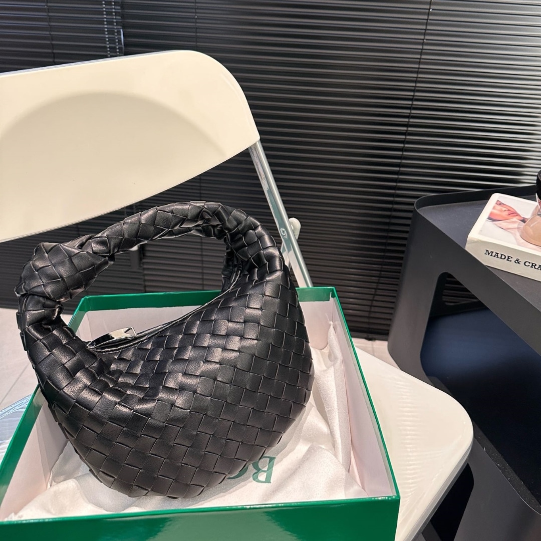 Bottega Veneta Jodie Leather Handle Bag Black 27Cm