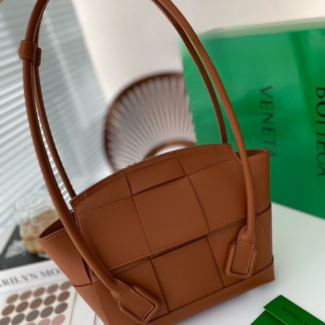 Bottega Veneta Arco Handbag Leather In Wood 20Cm