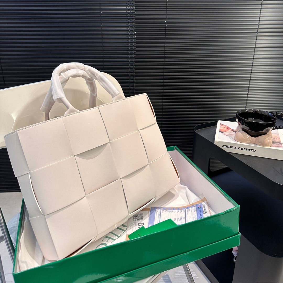 Bottega Veneta Arco Tote White 37Cm