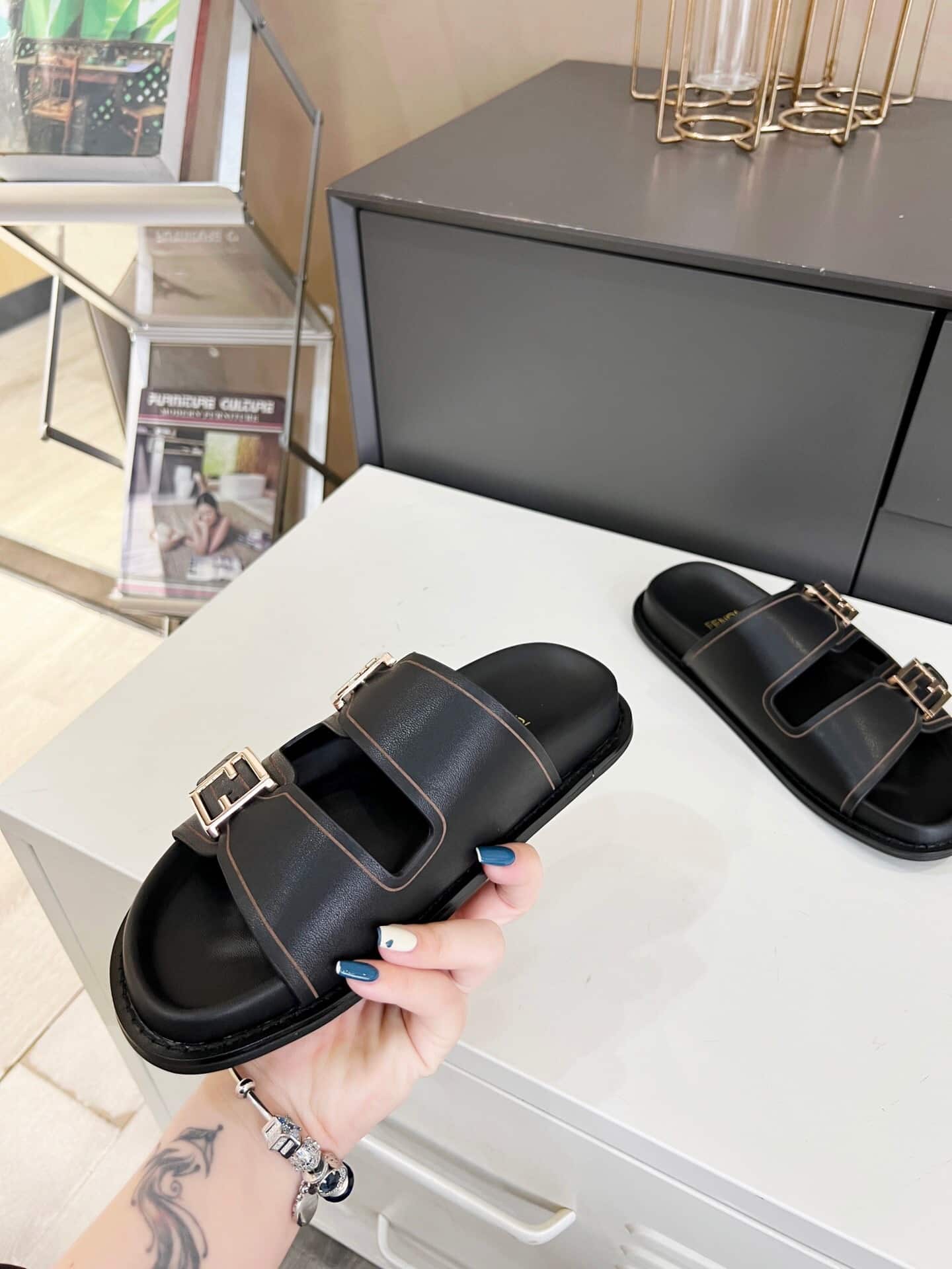 Fendi Feel Leather Slides Black