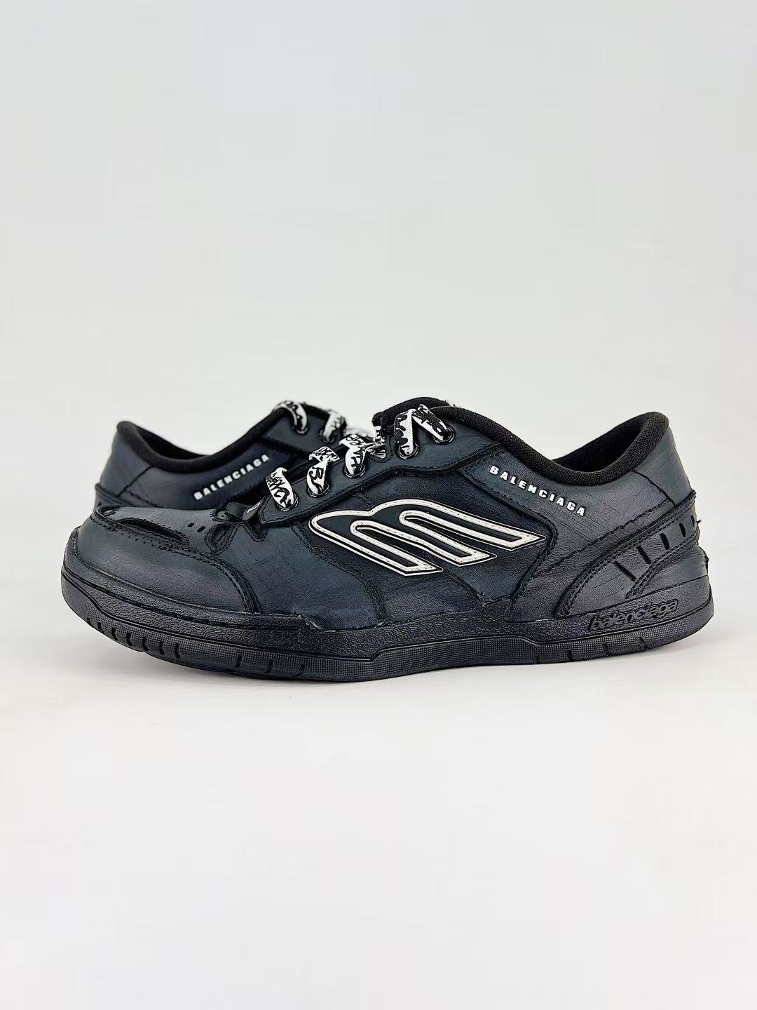 Balenciaga Hamptons Worn-out Sneaker