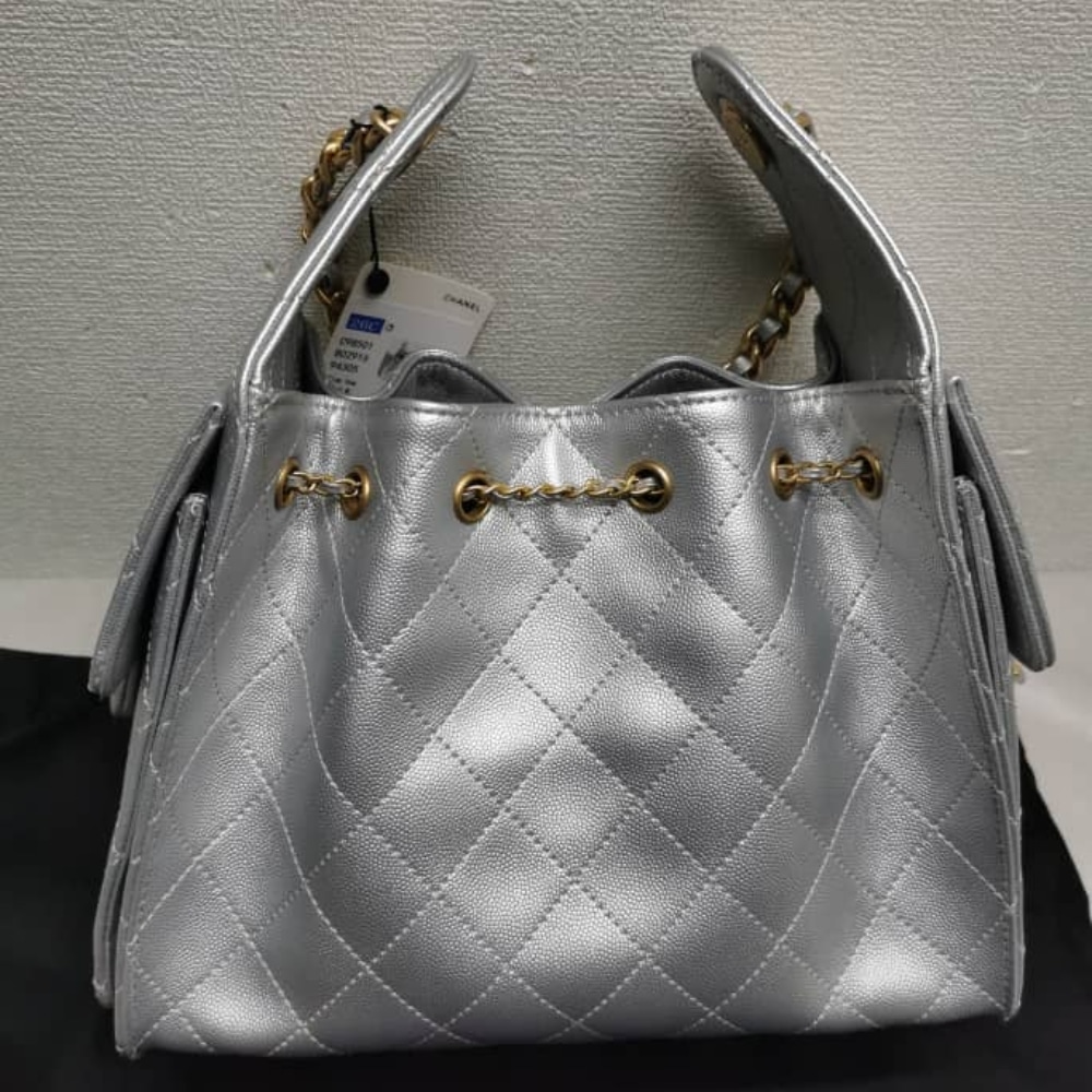 Chanel 25 Small Handbag Metallic Grained And Gold Tone Metal Silver 26cm AS5293 B20405 NZV67