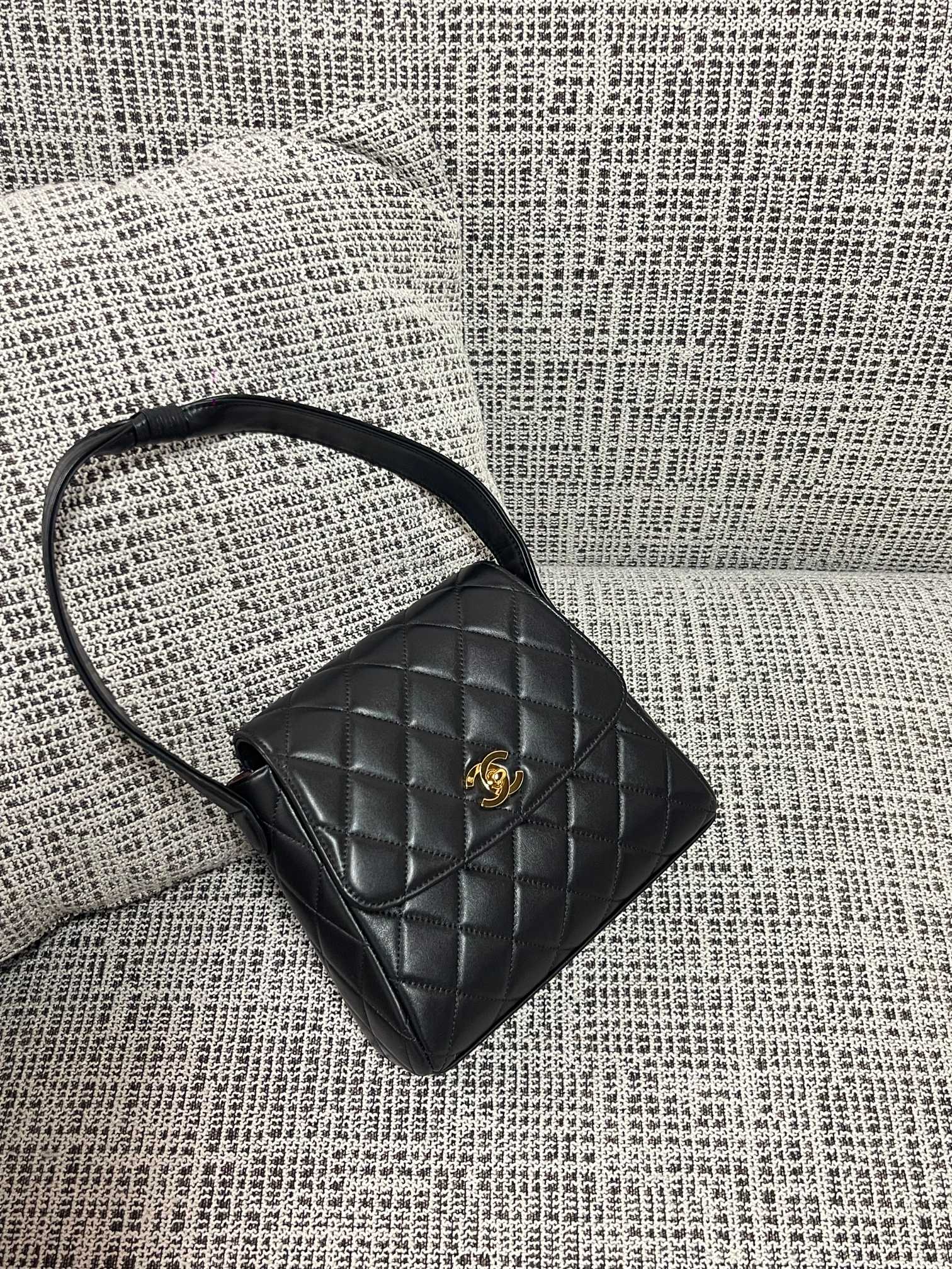 Vintage Quilted Lambskin Single Flap Hobo Bag in Black (Gold Hardware)