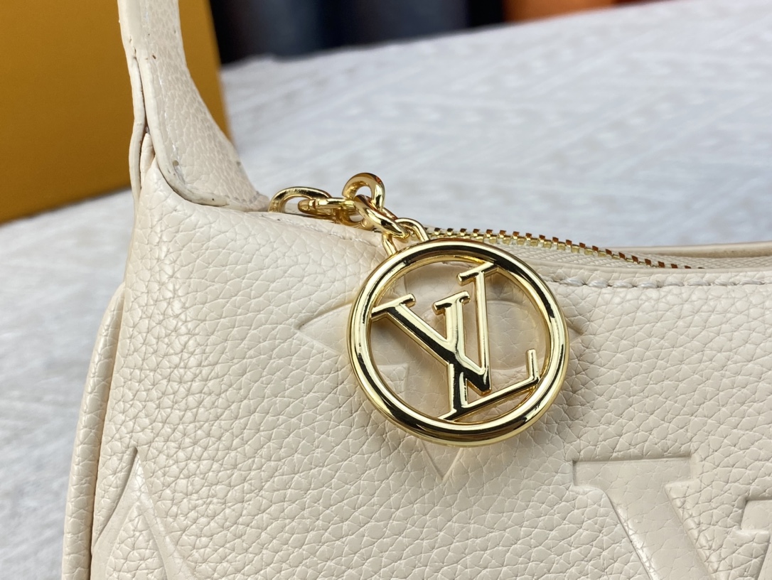 Louis Vuitton Mini Moon White 20Cm M82519