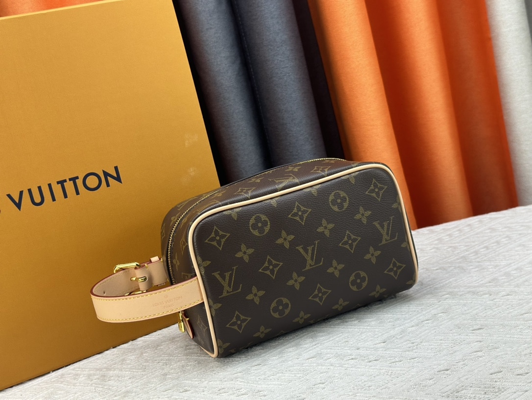 Louis Vuitton Trousse Toilette Locker Dopp Kit 23Cm M83112