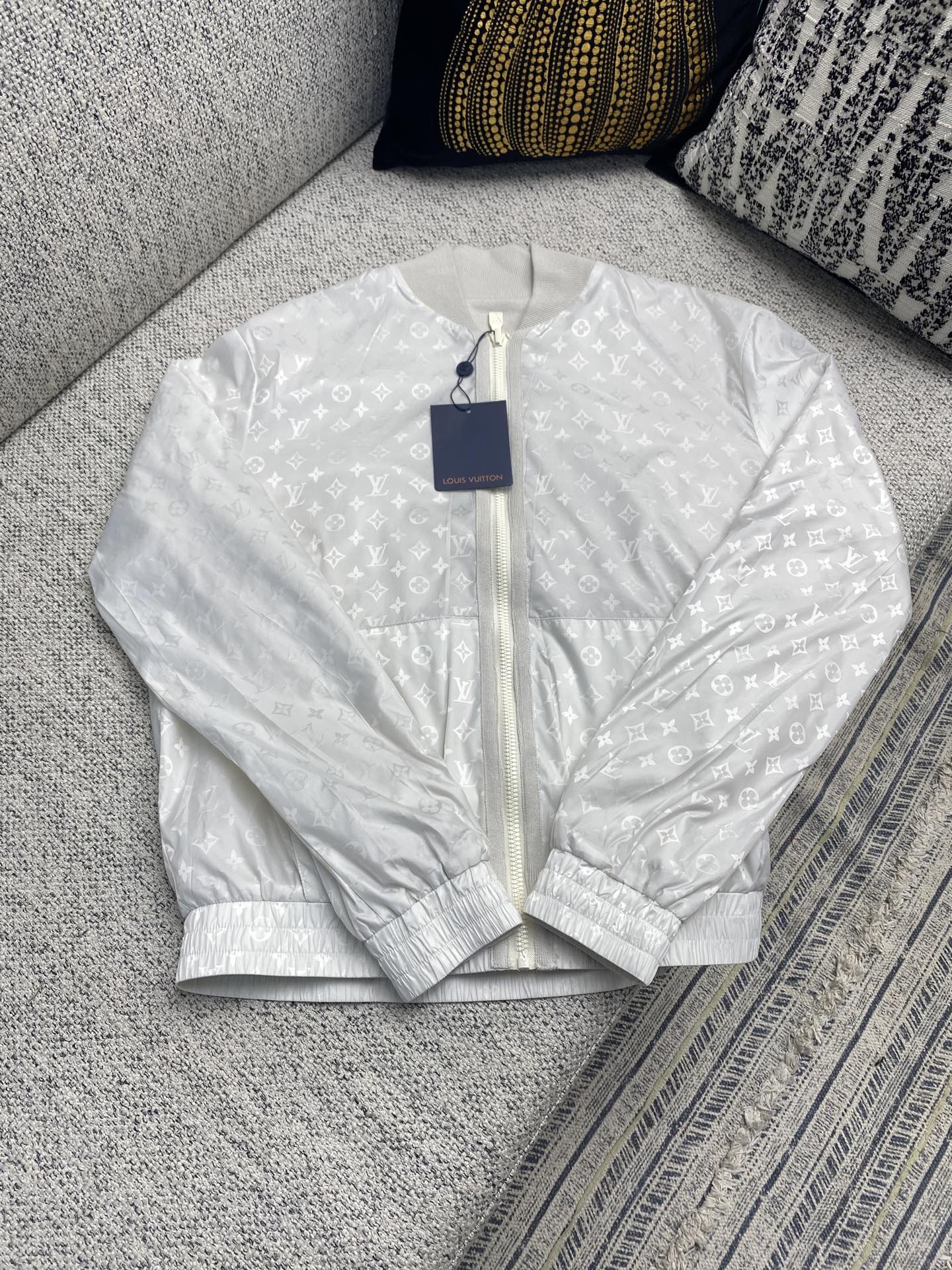 LOUIS VUITTON 1AHUWE Monogram Reversible Light Bomber
