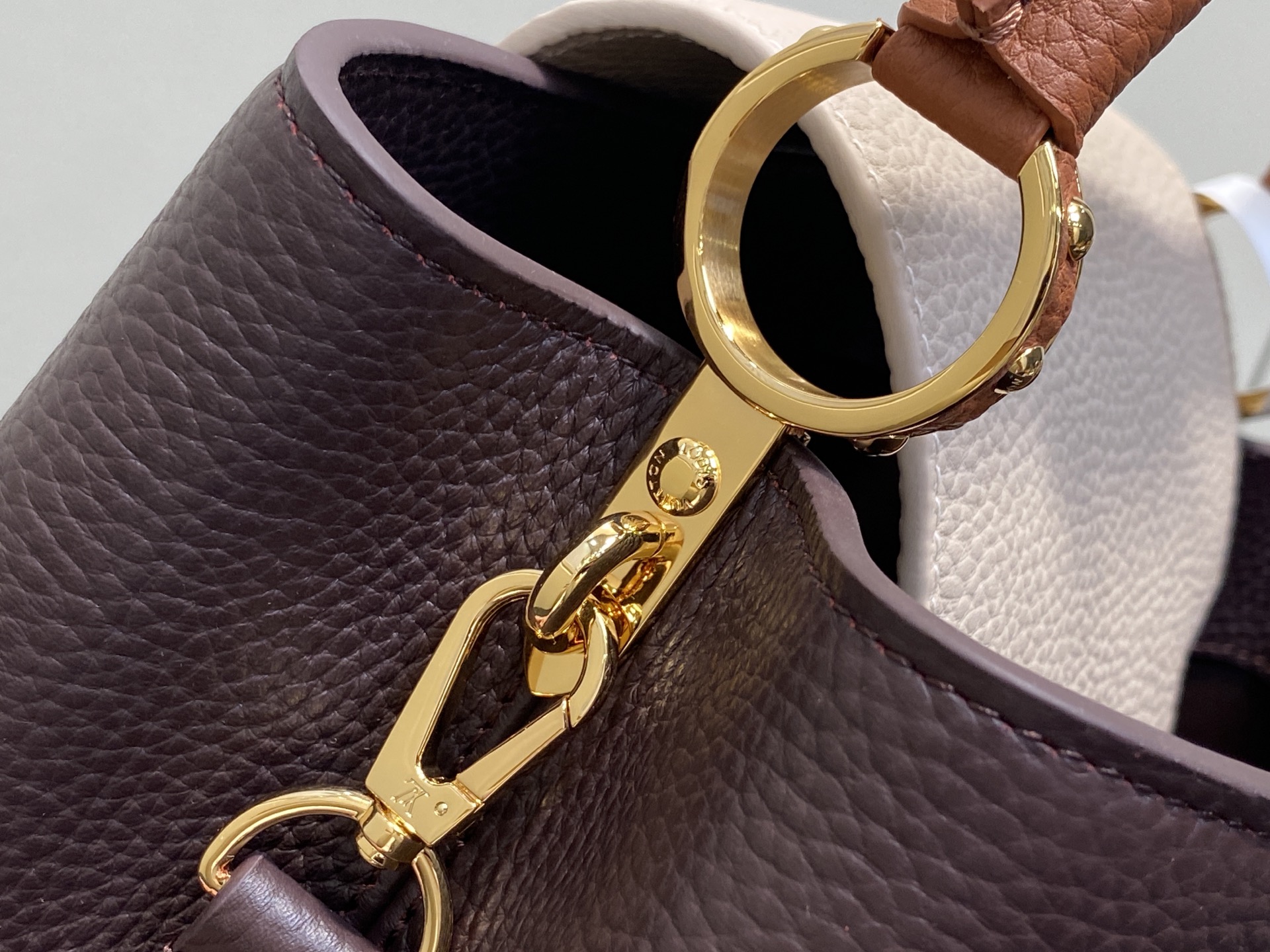 Louis Vuitton Capucines MM M12952 Chocolate 31.5cm/ 12.2in