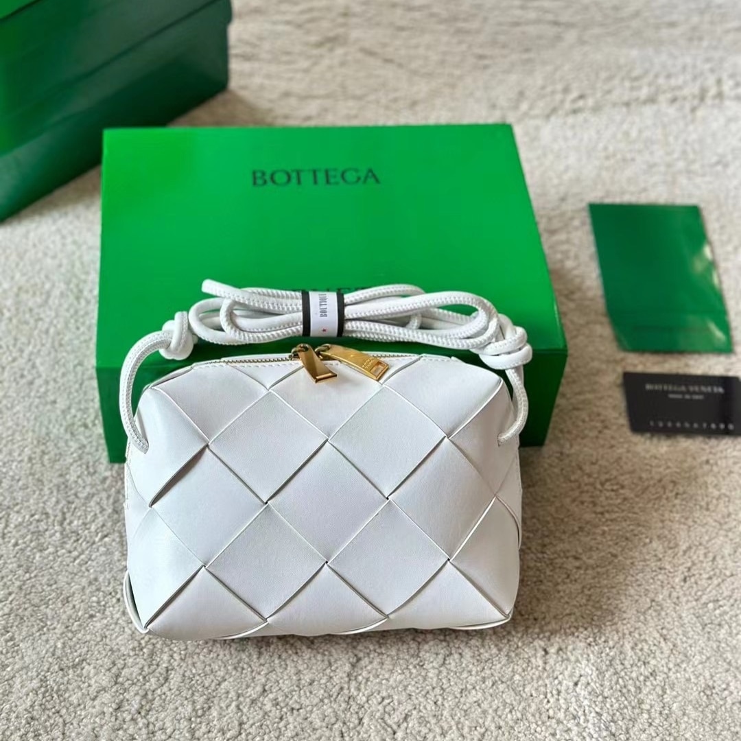 Bottega Veneta Small Camera Bag Mxn 52 400 White 18Cm
