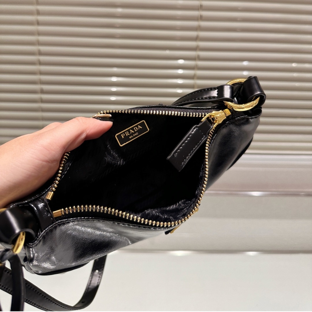 Prada Re Edition 2002 Leather Shoulder Bag Black 23Cm