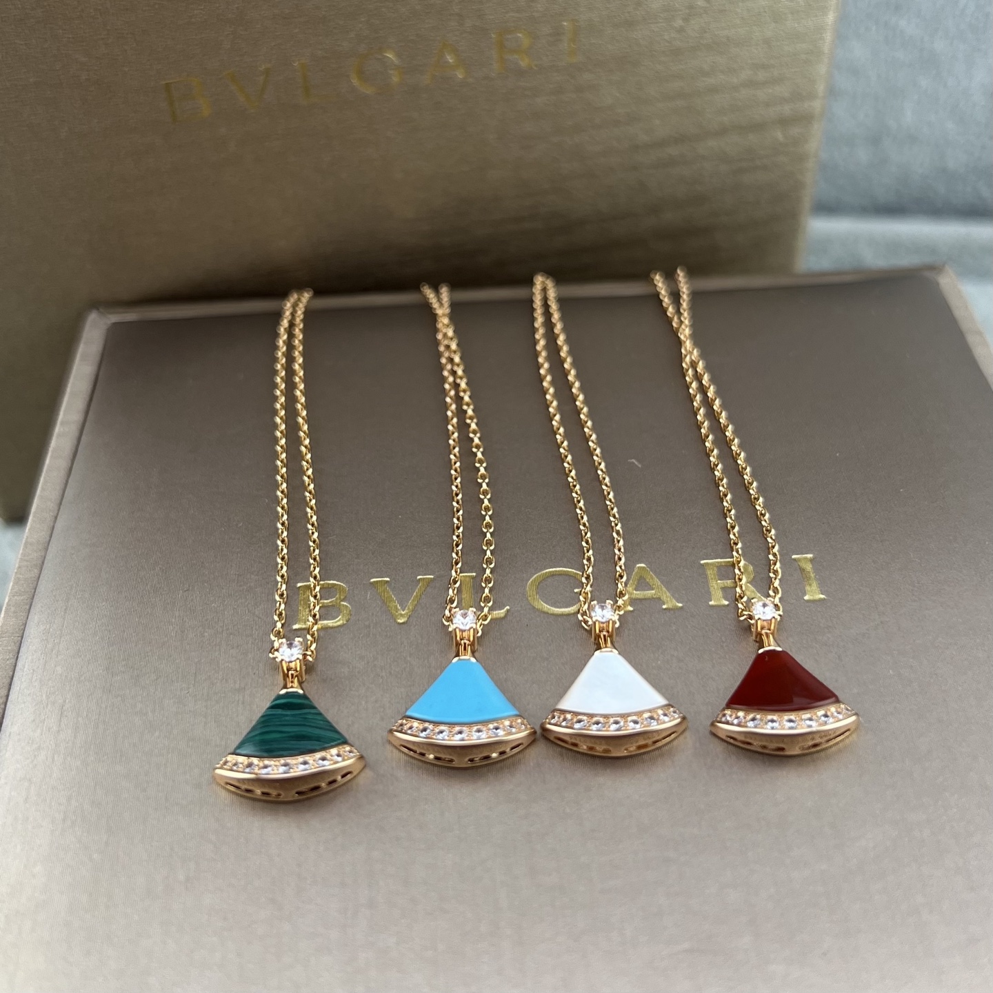 Rose gold and diamond fan skirt shaped necklace