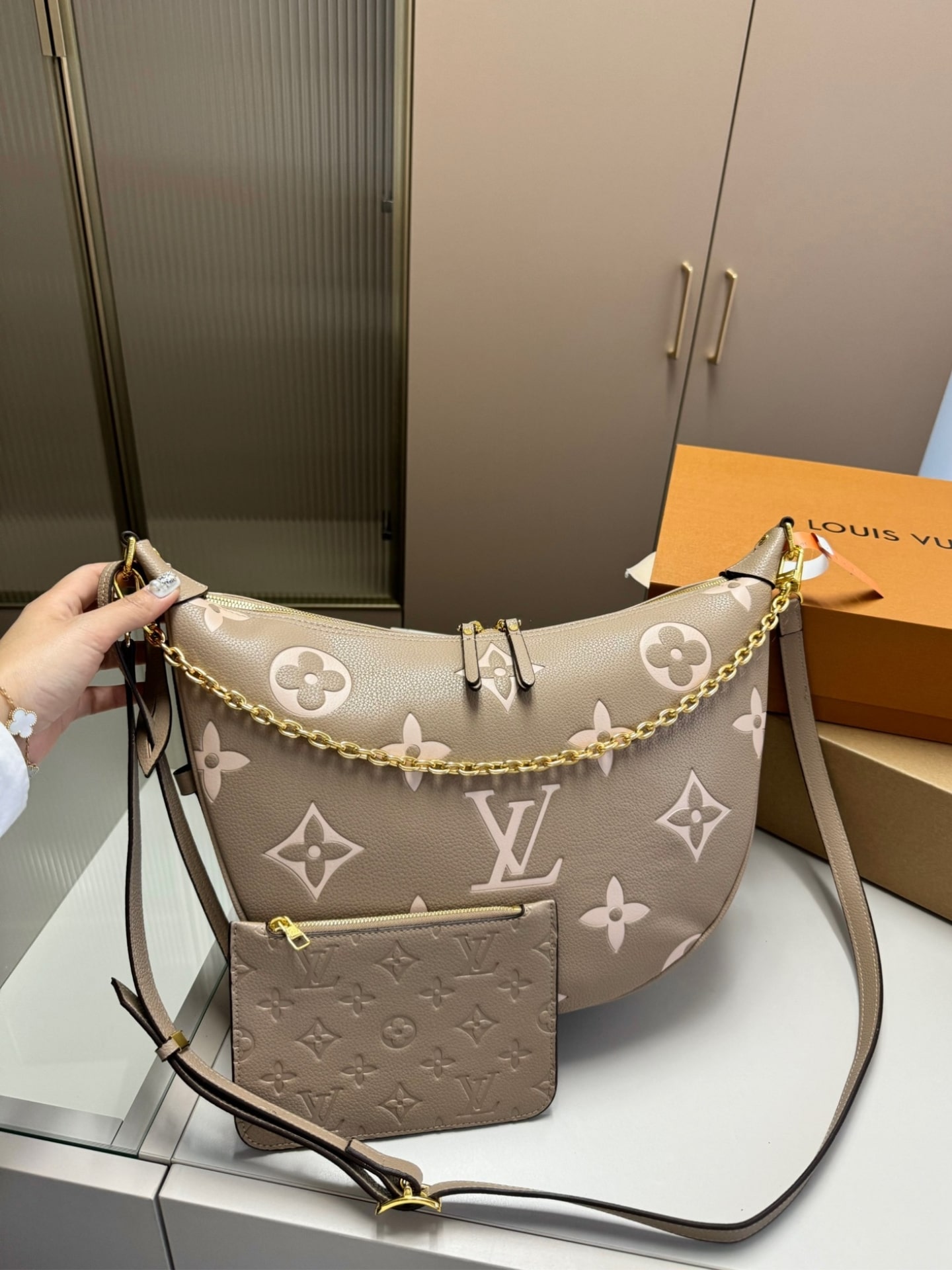 Louis Vuitton Loop Hobo Dove Gray 32Cm M46738