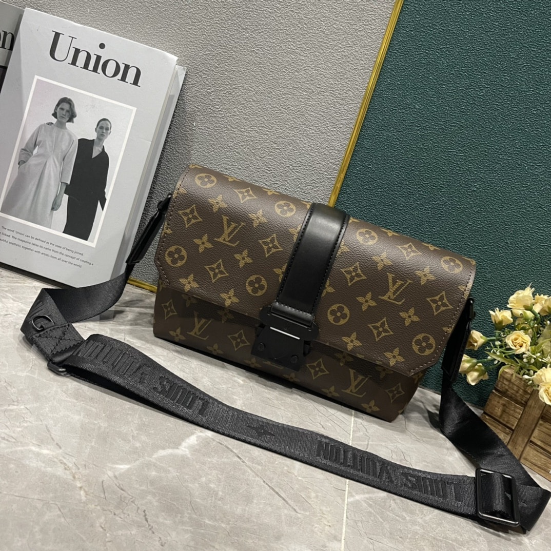Louis Vuitton S Cape Messenger Monogram Brown 28Cm