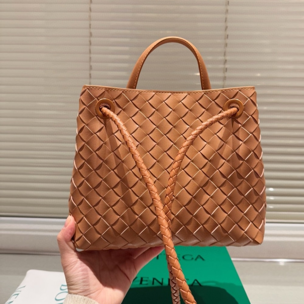 Bottega Veneta Small Andiamo Bag In Cognac 25Cm
