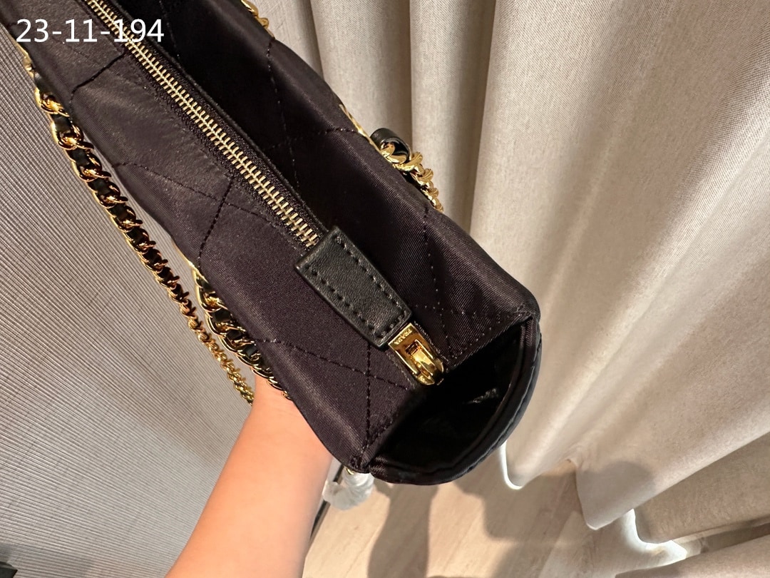 Prada Re Edition 1995 Chaîne Re Nylon Tote Bag Black 26Cm