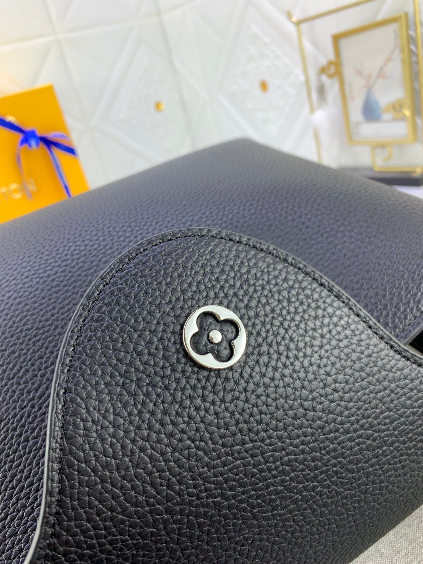 Louis Vuitton Capucines Mm Black