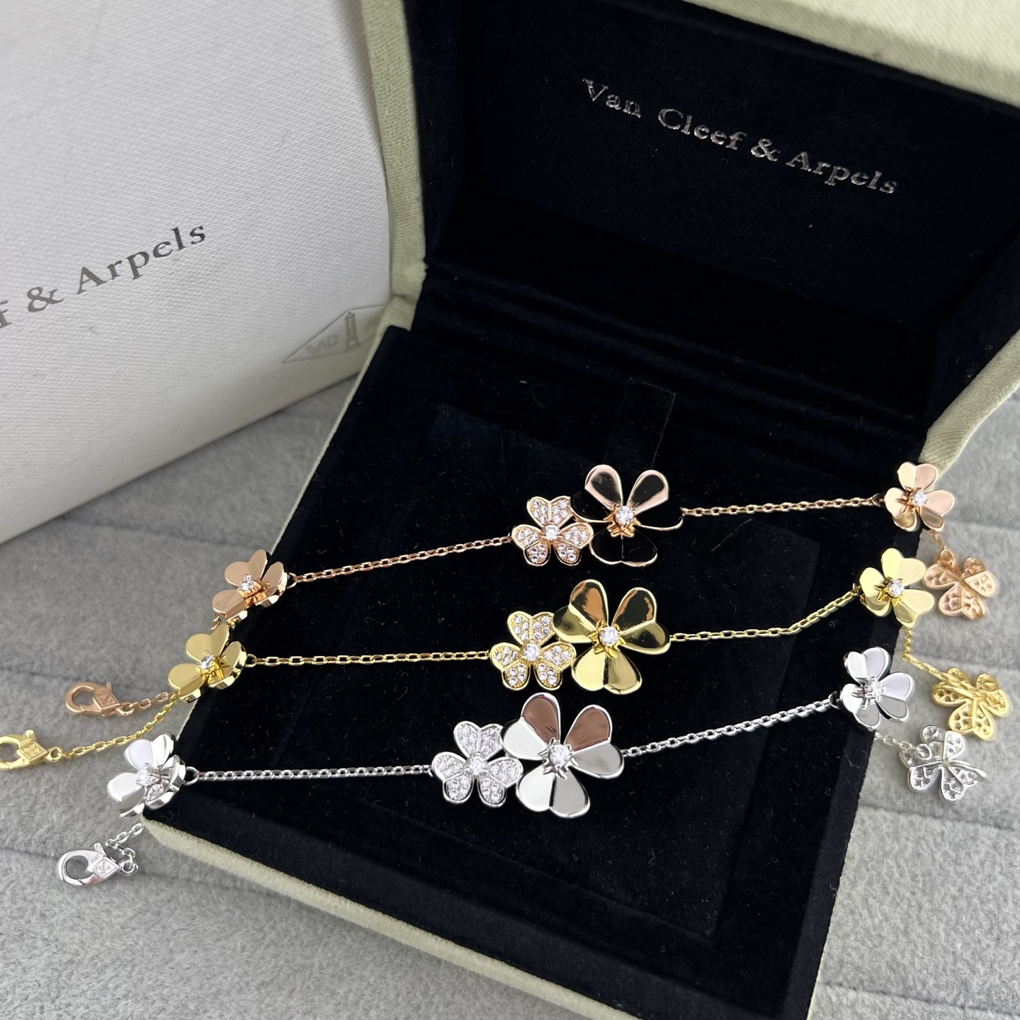 Clover and five-petal diamond bracelet